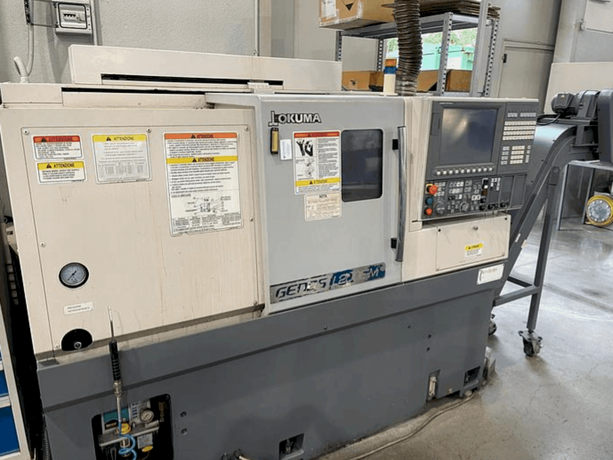 Koneen Okuma GENOS L200EM etunäkymä