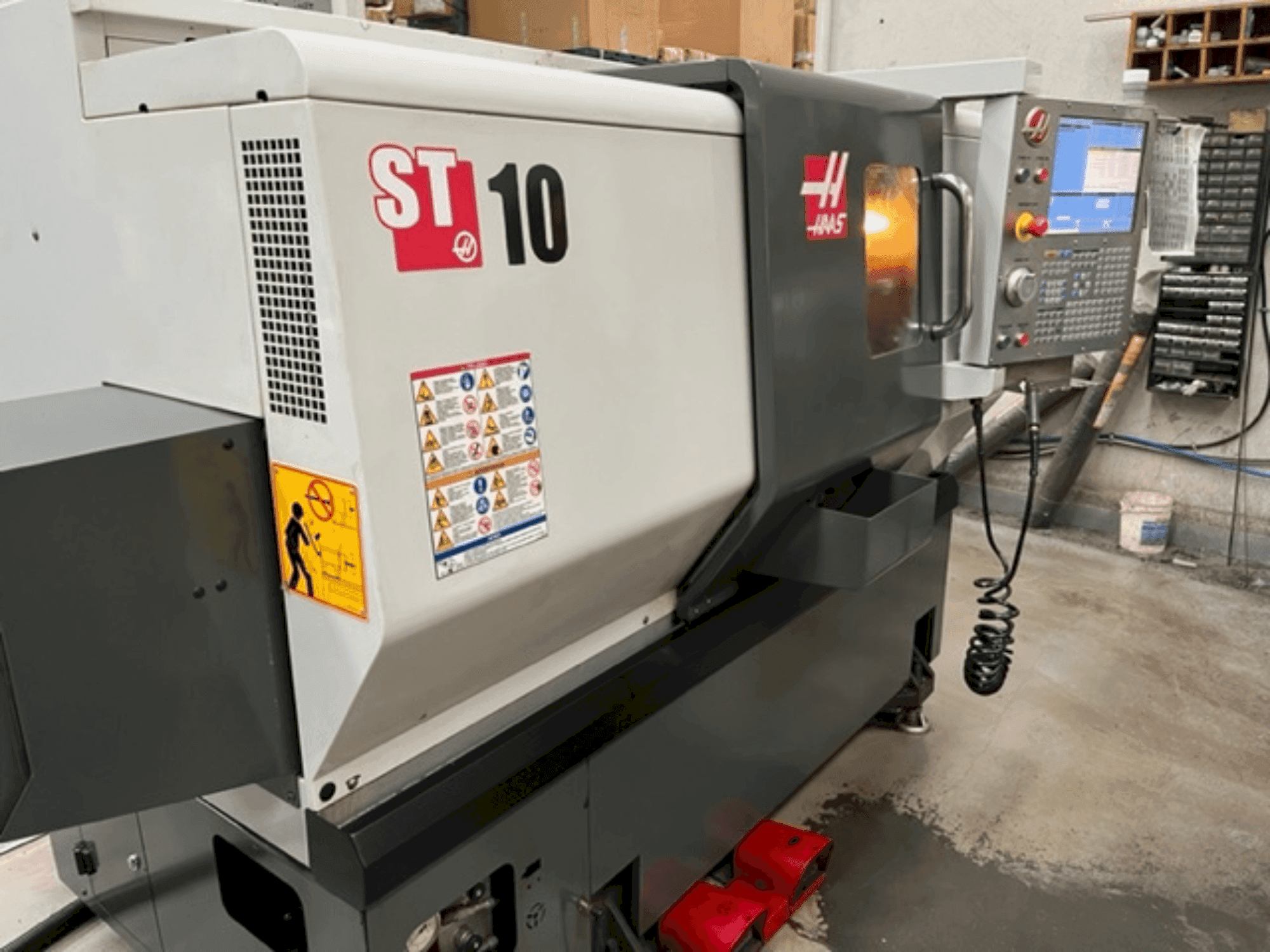 Koneen HAAS ST 10 etunäkymä