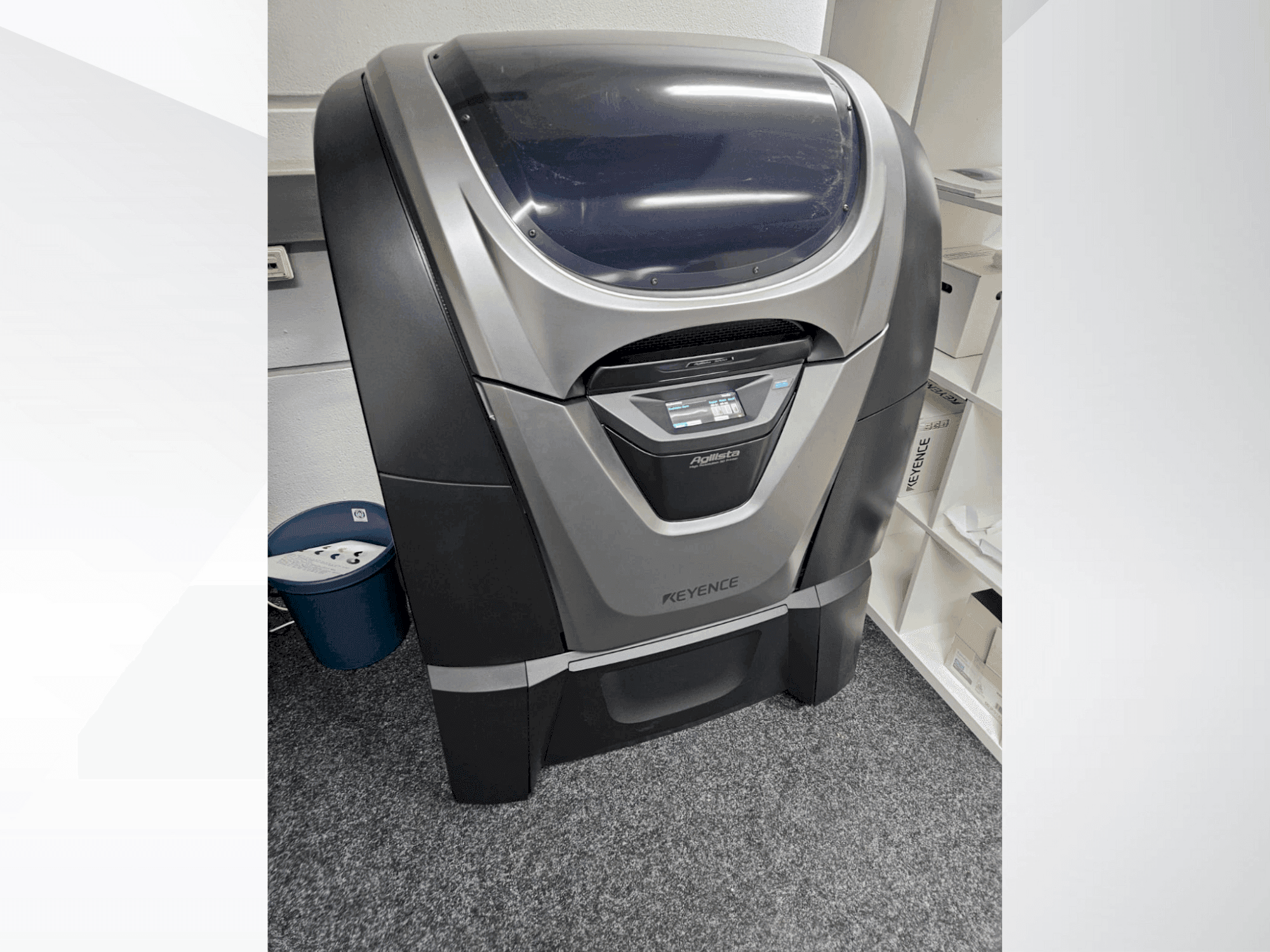 Koneen KEYENCE Agilista 3200 W etunäkymä