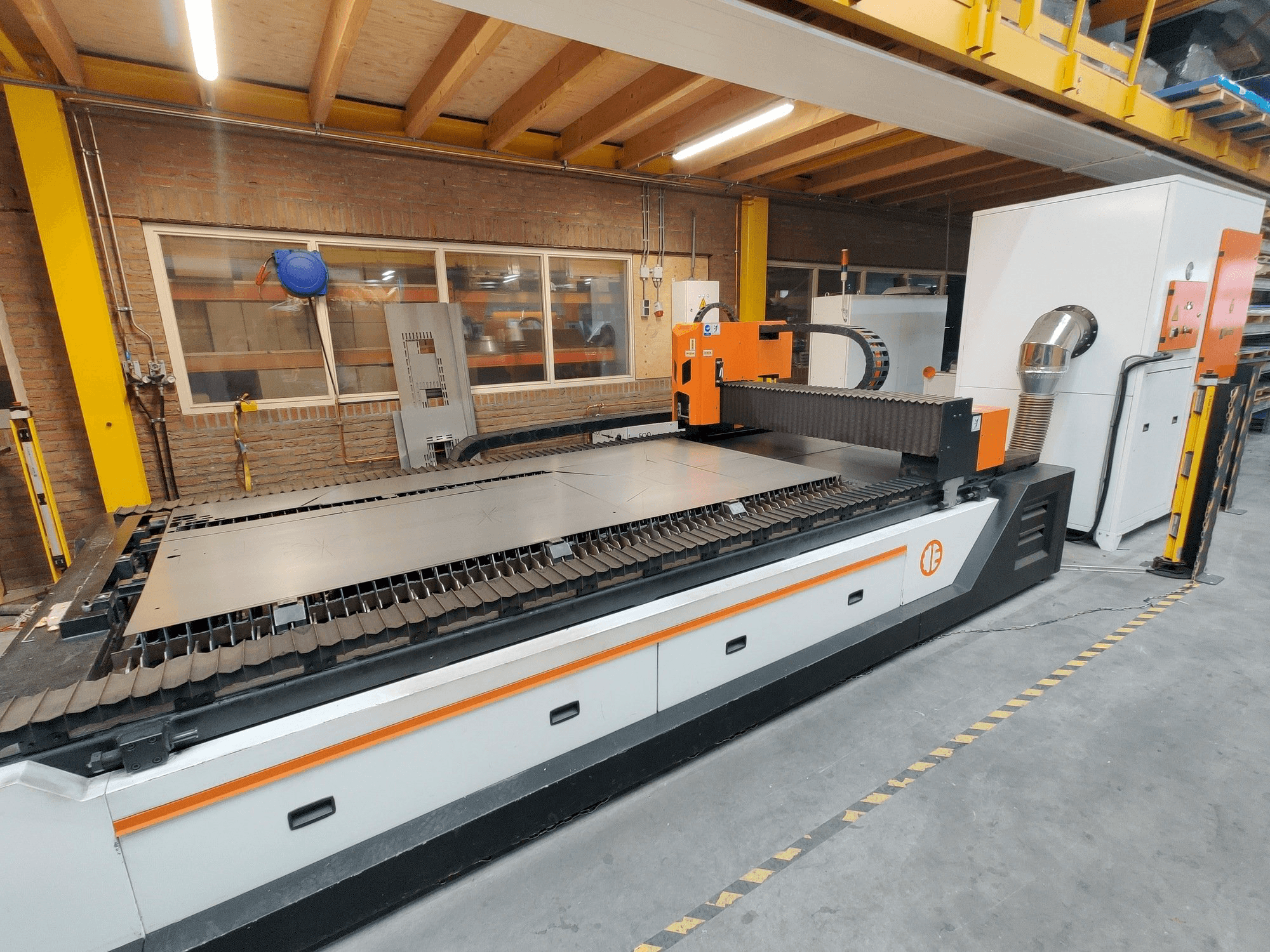 Koneen ERMAKSAN Fibermak Hawk 3015 1kw fiber etunäkymä