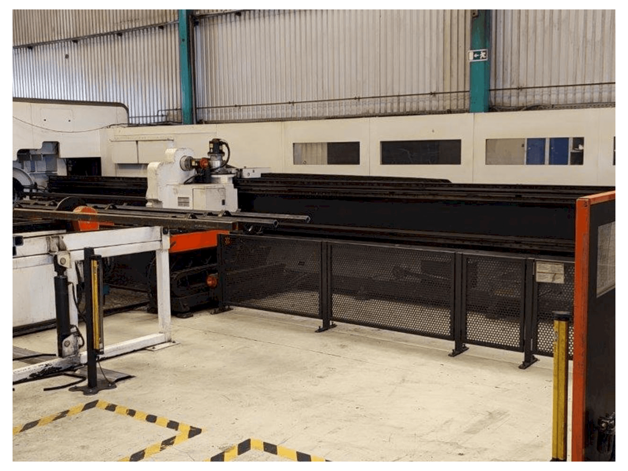 Koneen Mazak Fabri Gear 220 4kW etunäkymä