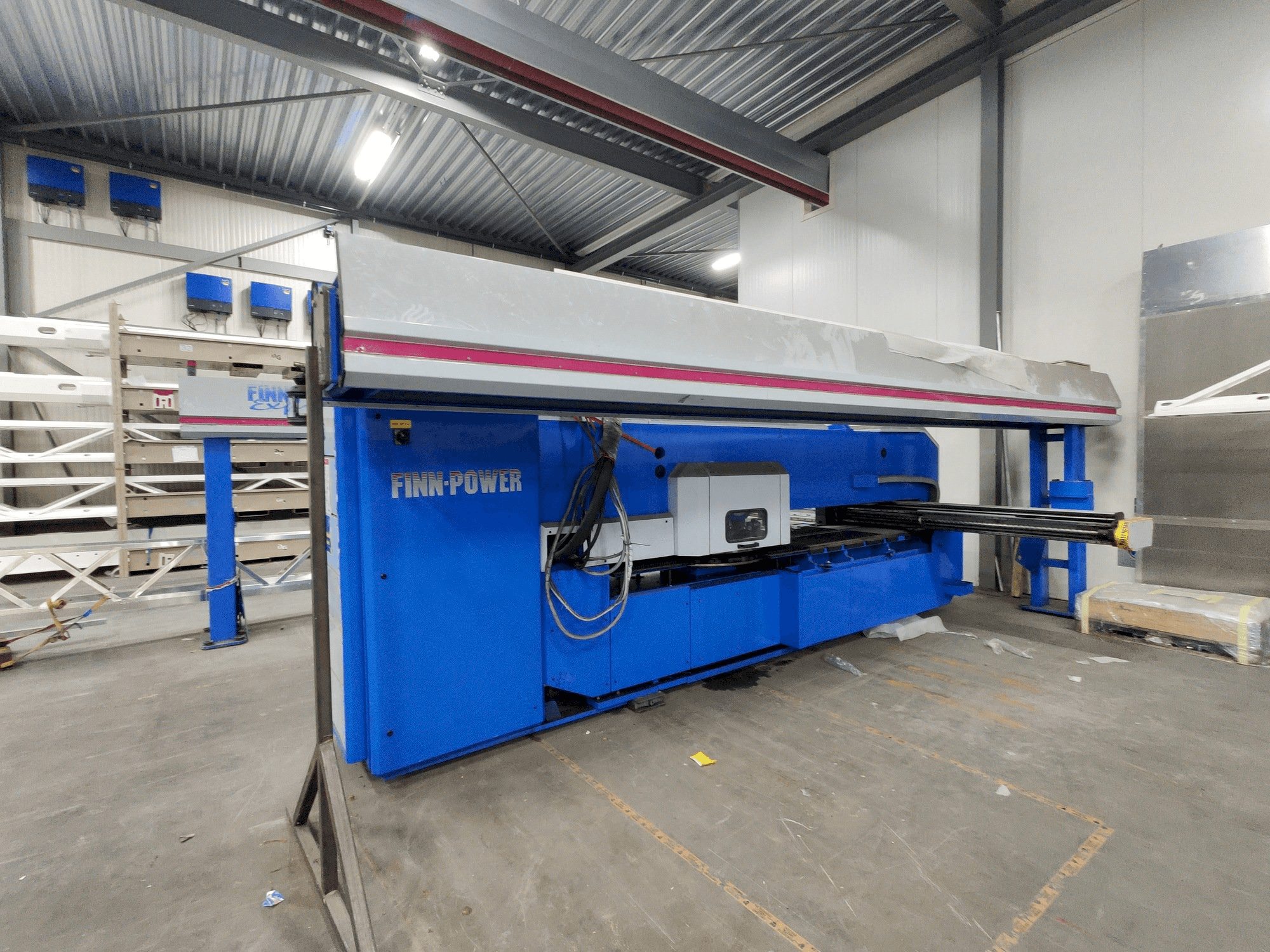 Koneen Finn-Power F6-25 SB/AM + FMM 300 / 1 / UT automation etunäkymä