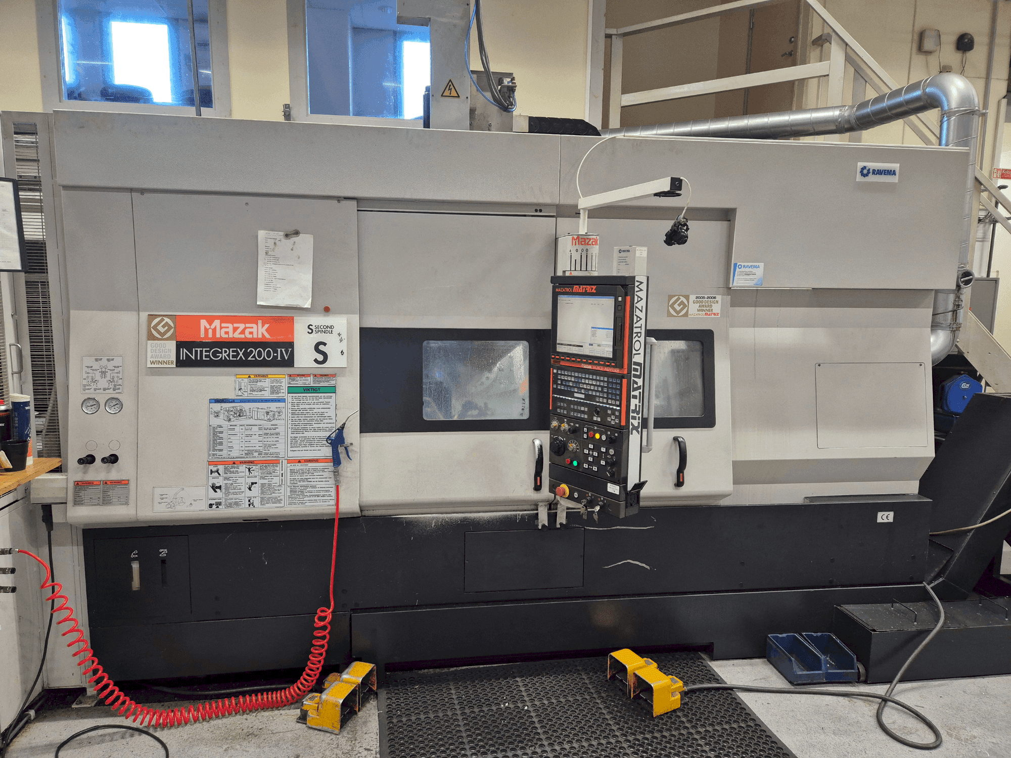 Koneen Mazak Integrex 200 IV S with Gantry loader etunäkymä