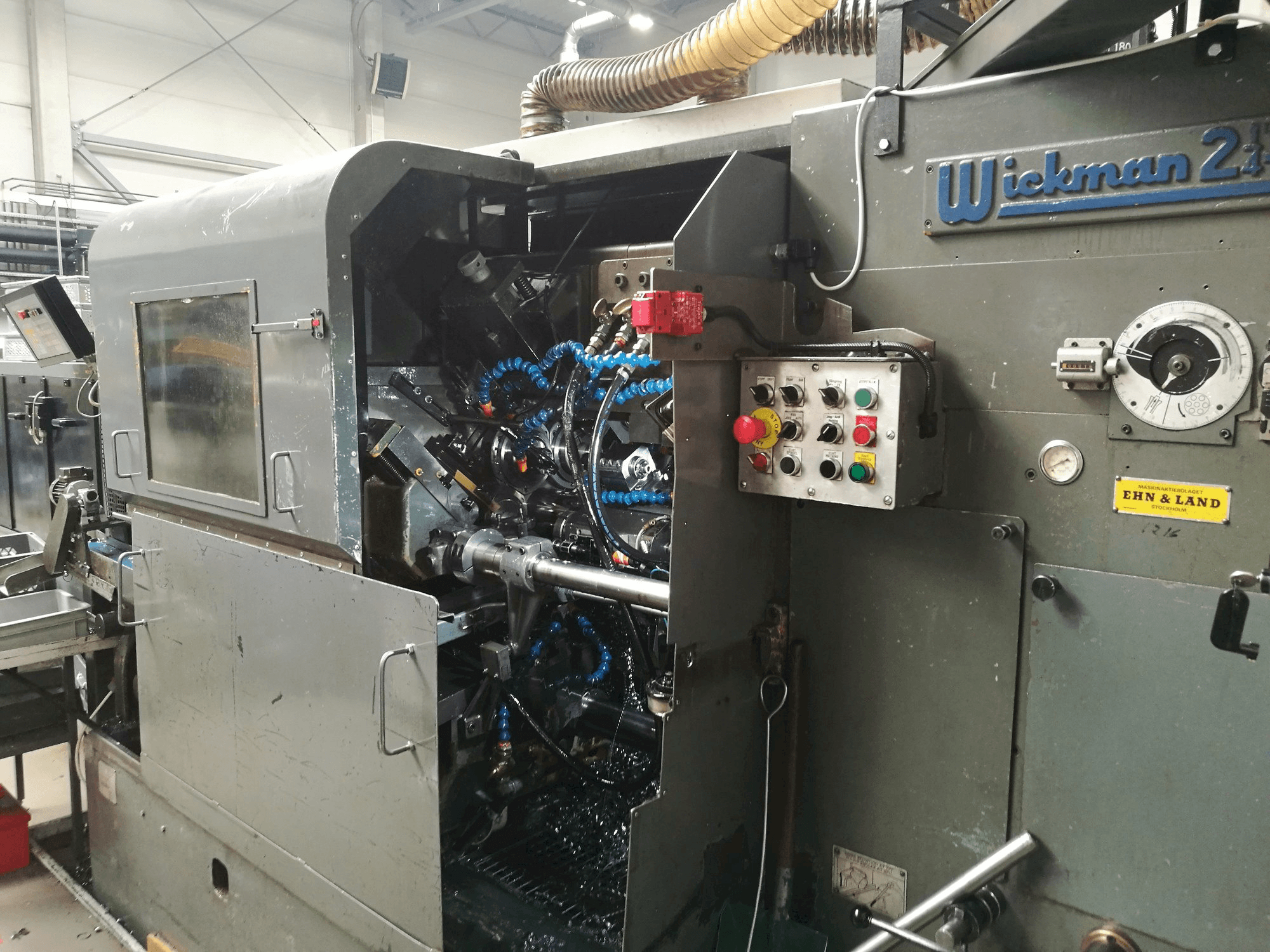 Koneen Wickman 2 1/4"-6 etunäkymä