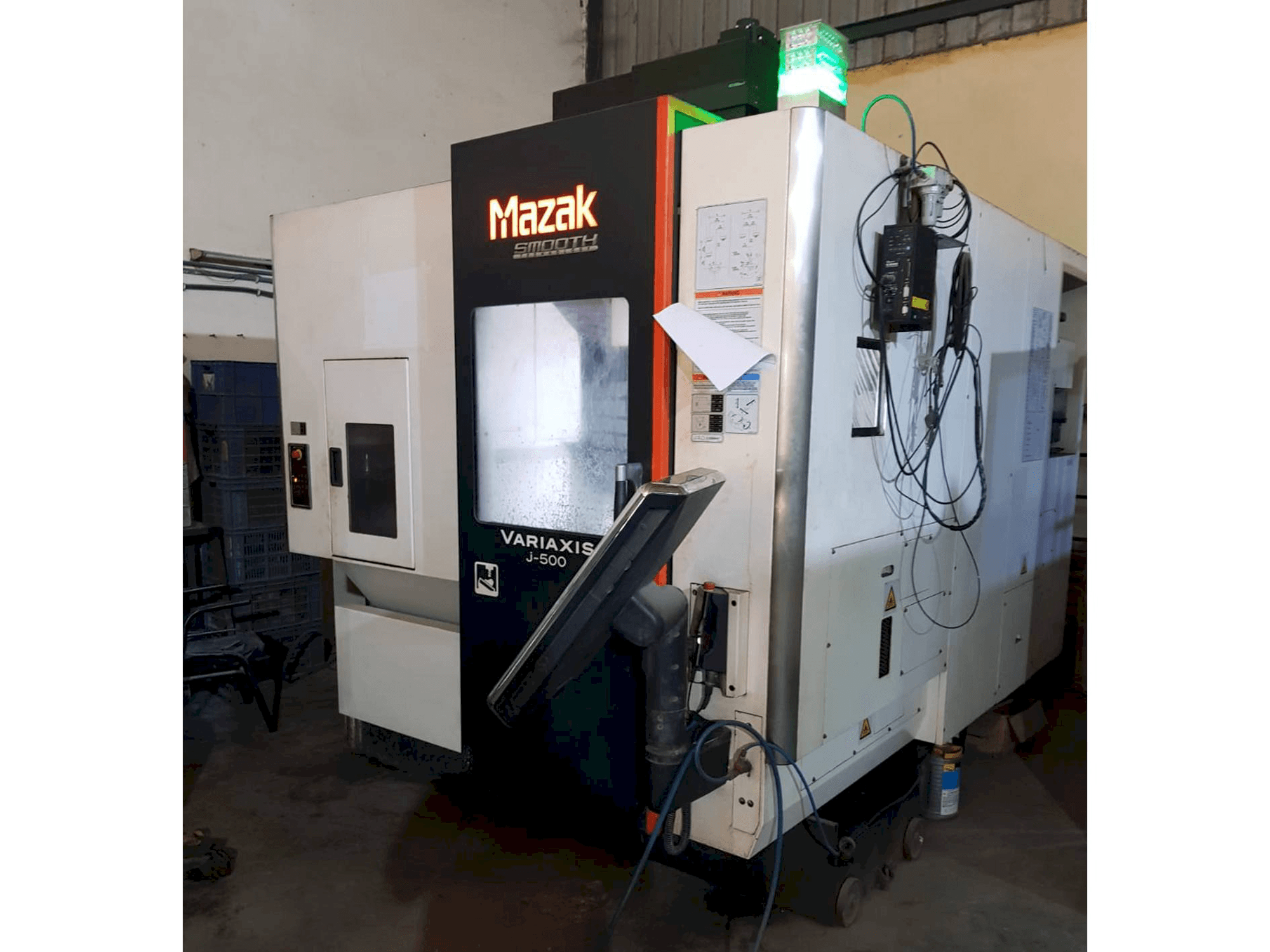 Koneen Mazak Variaxis J-500 etunäkymä