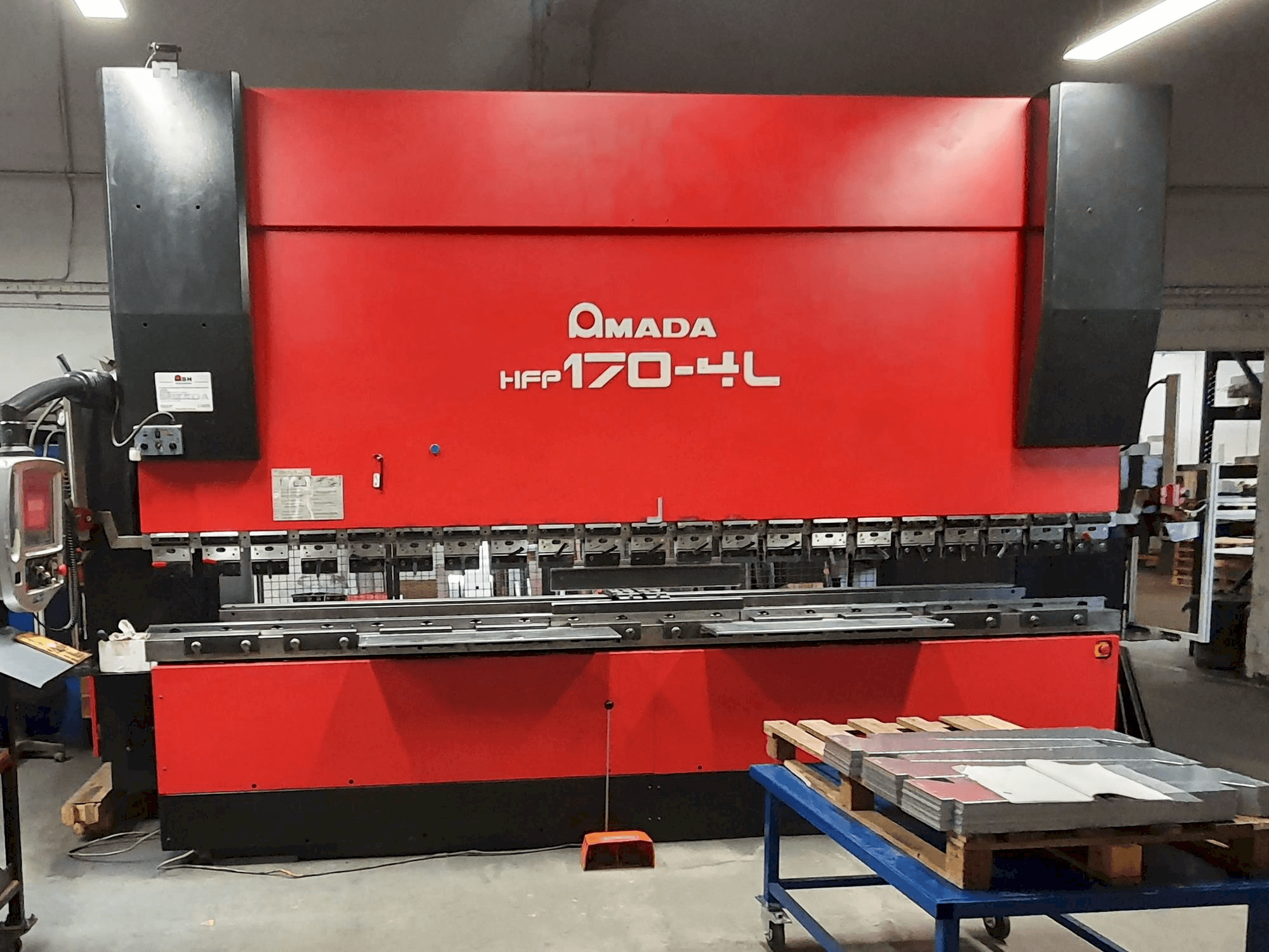 Koneen AMADA HFP 170-4 L etunäkymä