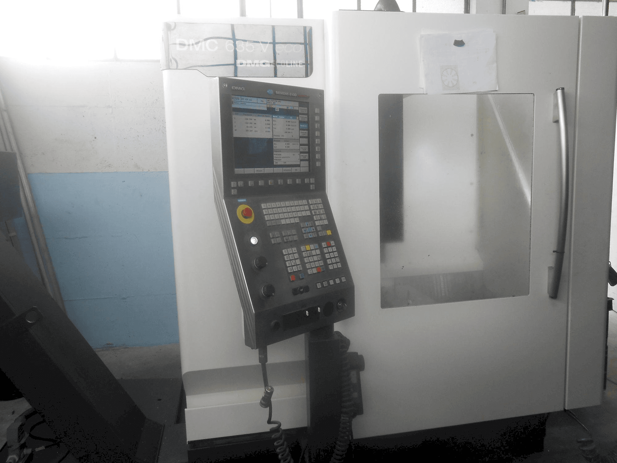 Koneen DECKEL MAHO DMC 635V etunäkymä