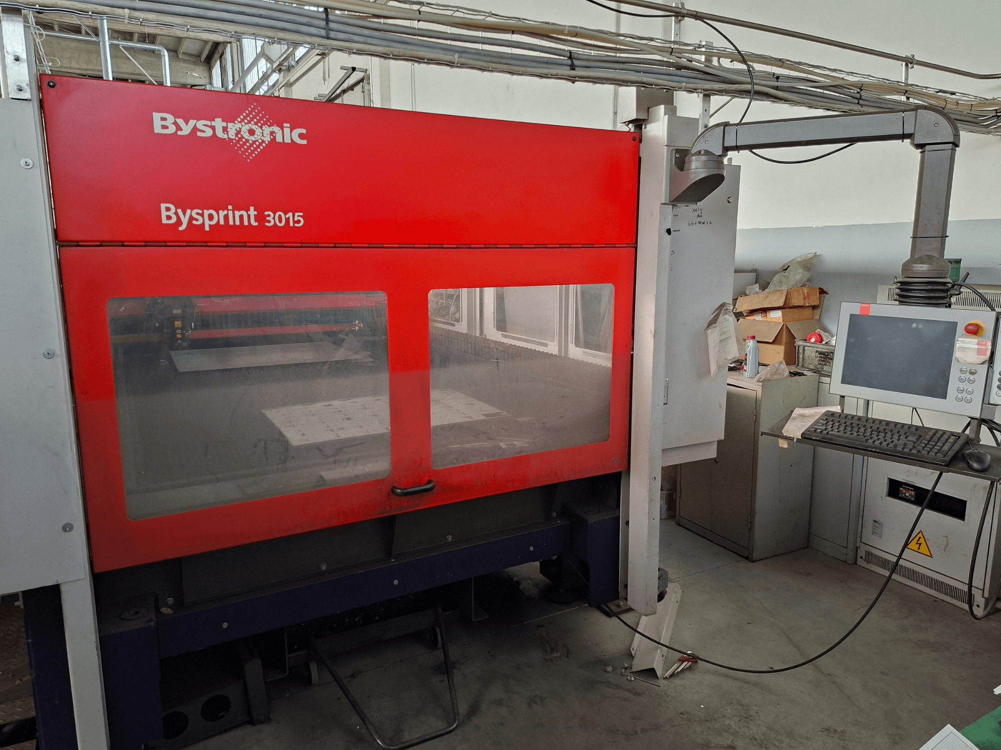 Bystronic Bysprint 3015 CO2-laserleikkauskone, etunäkymä, jossa näkyvät ohjauspaneeli ja laserleikkausalue.