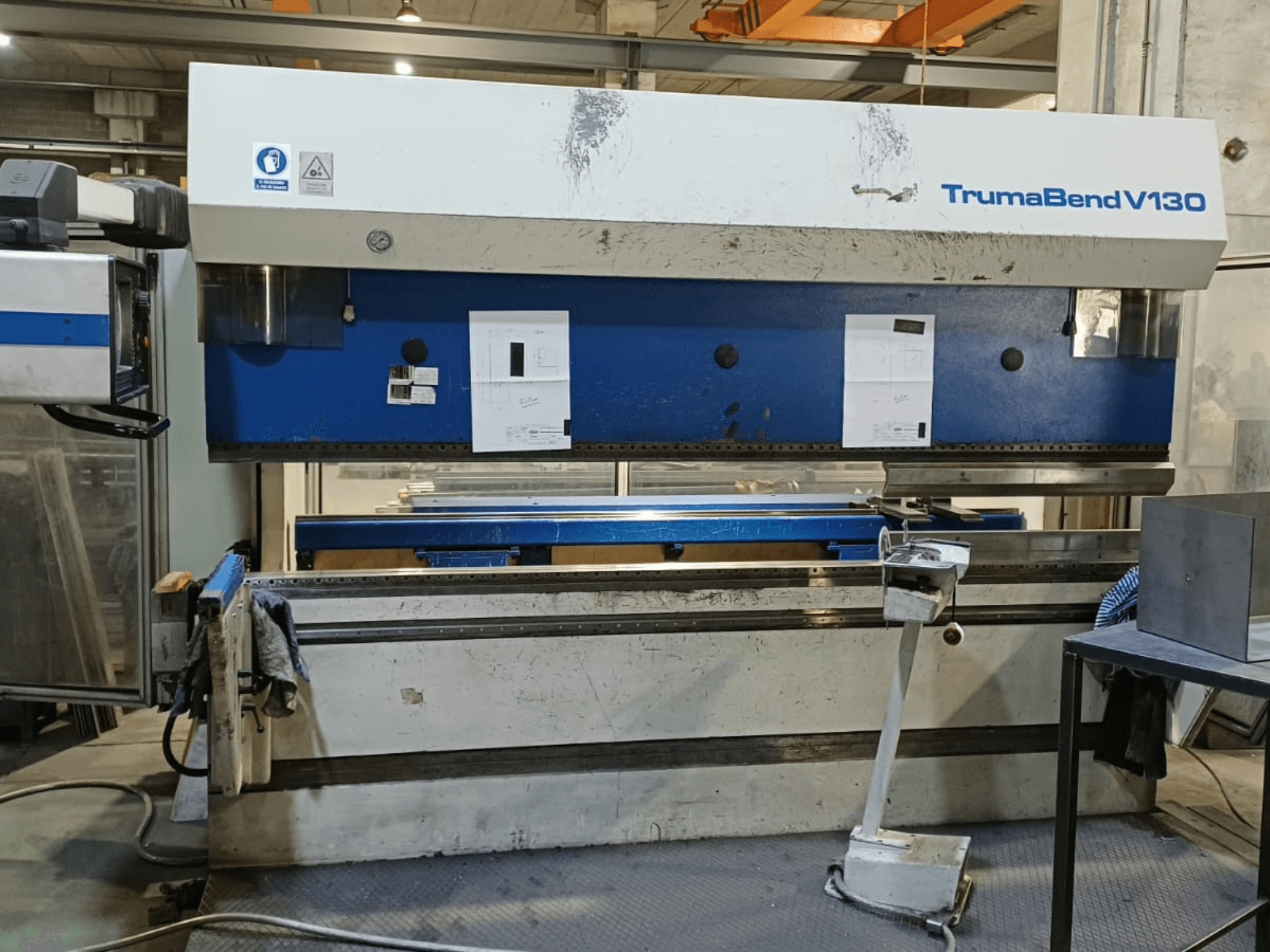 TRUMPF Trumatic Trumabend V130 -taivutuskone edestä katsottuna; kuvassa näkyvät ohjauspaneeli, työtaso ja säädettävät työkalut.
