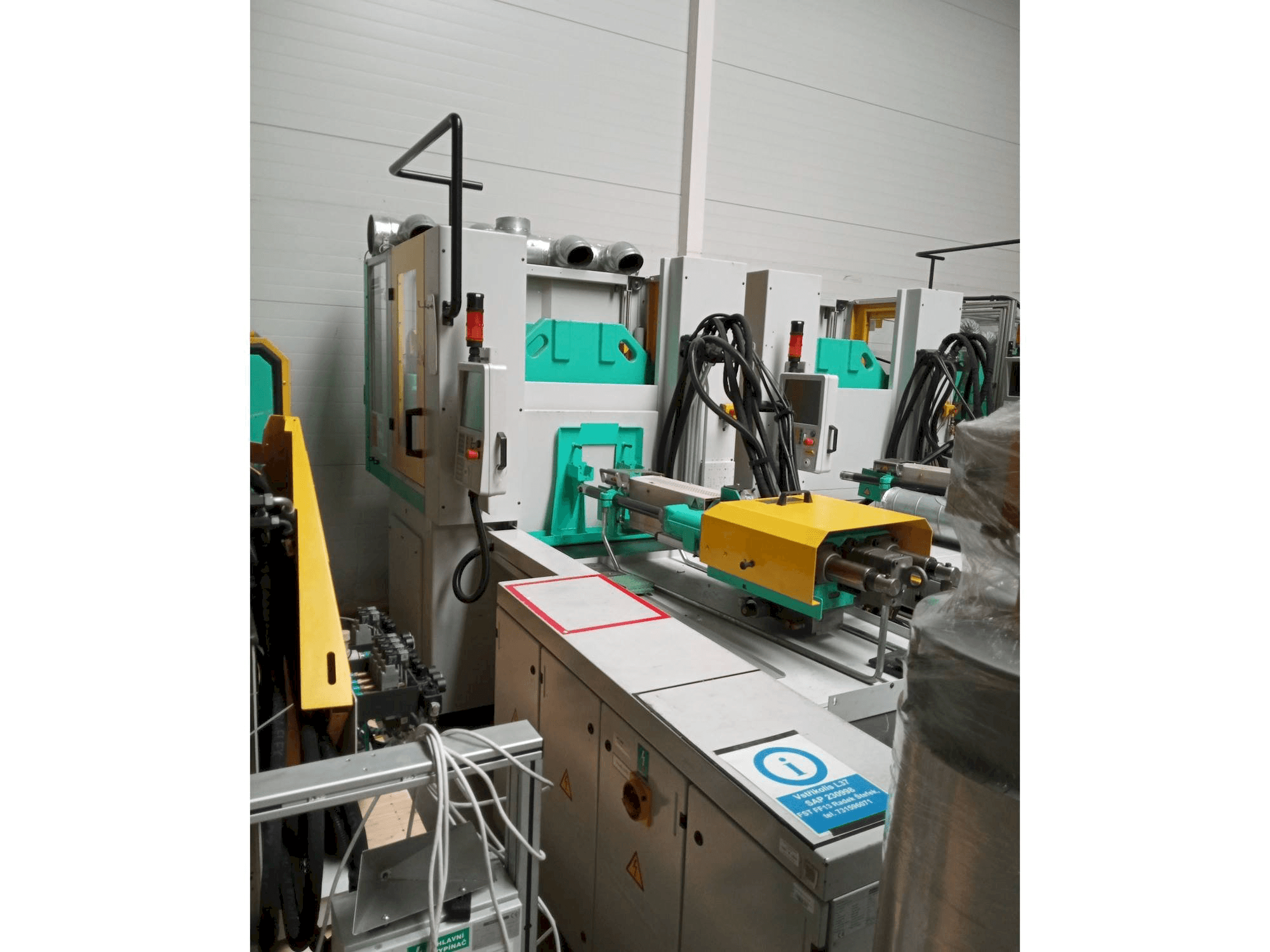 Koneen Arburg Allrounder 1200T-800-150 etunäkymä