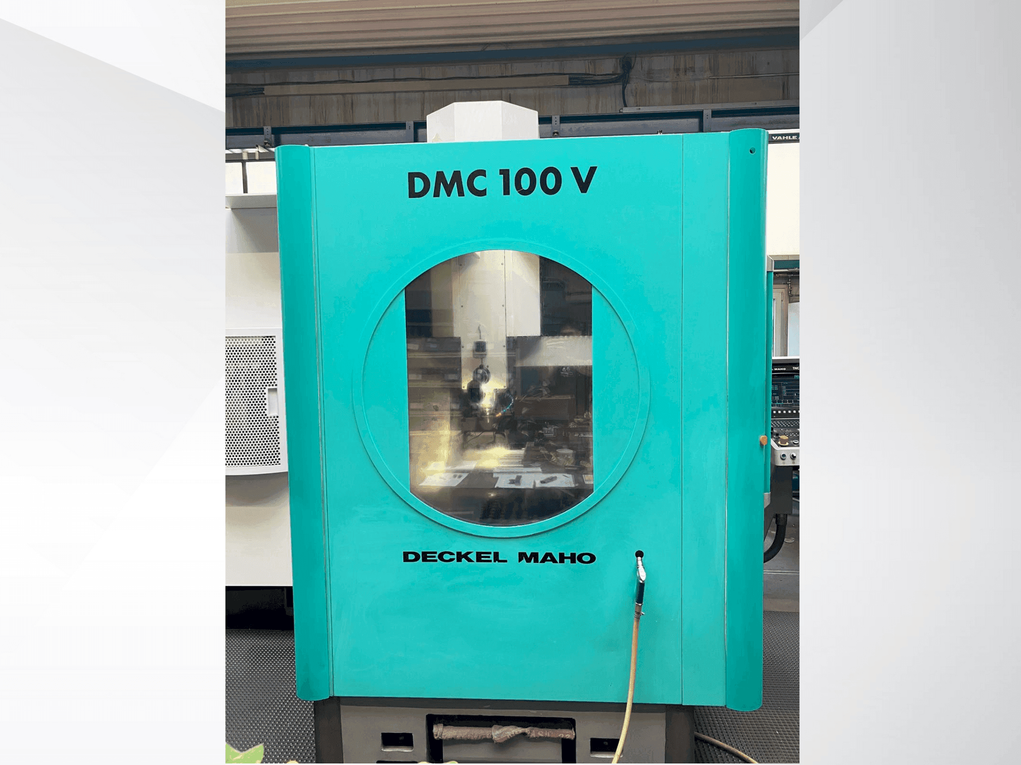 Koneen DECKEL MAHO DMC 100V etunäkymä