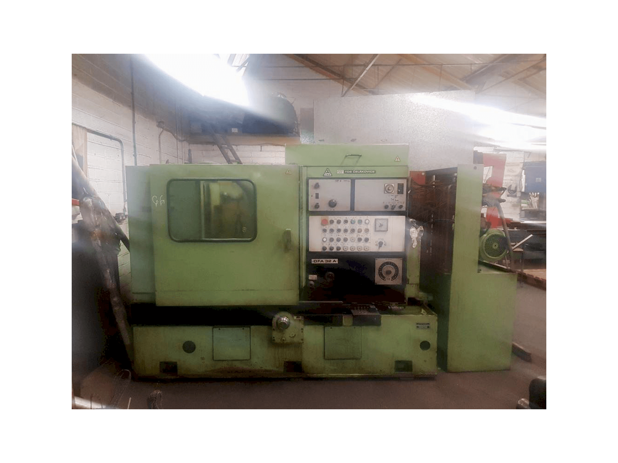 Koneen TOS OFA 32 A etunäkymä