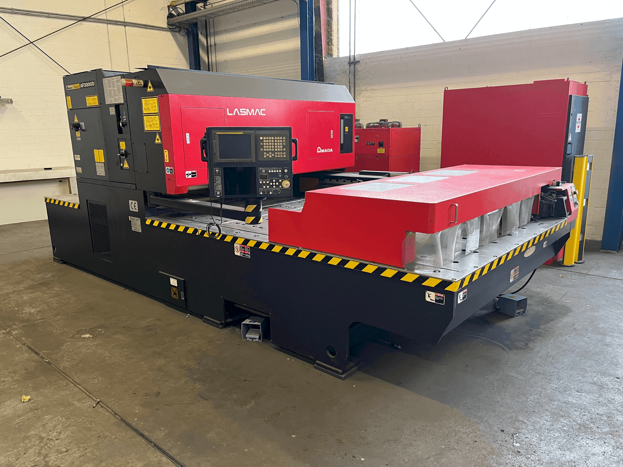 Koneen AMADA LC-2415 A3 etunäkymä