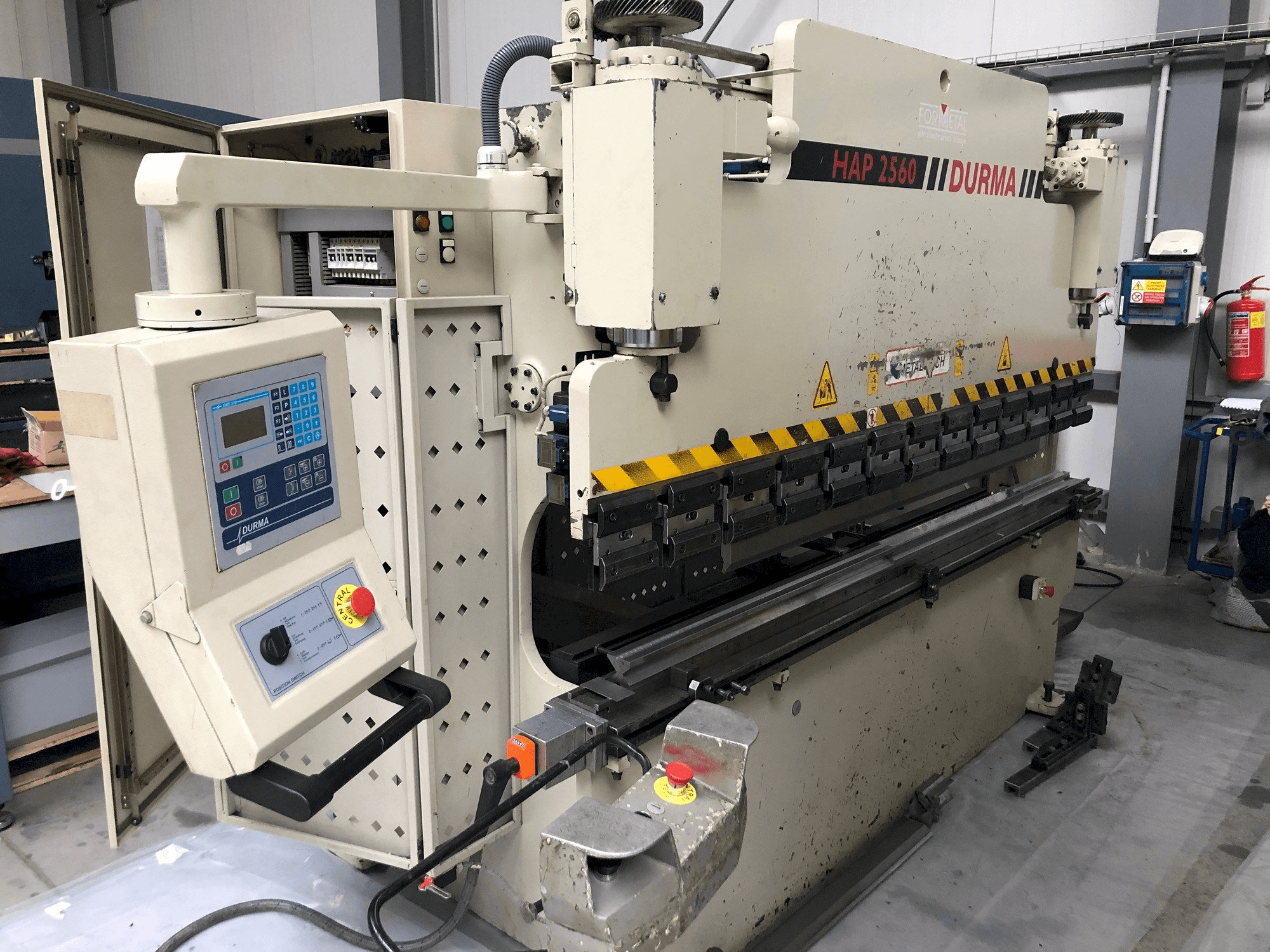 Koneen Durma HAP 2560 etunäkymä