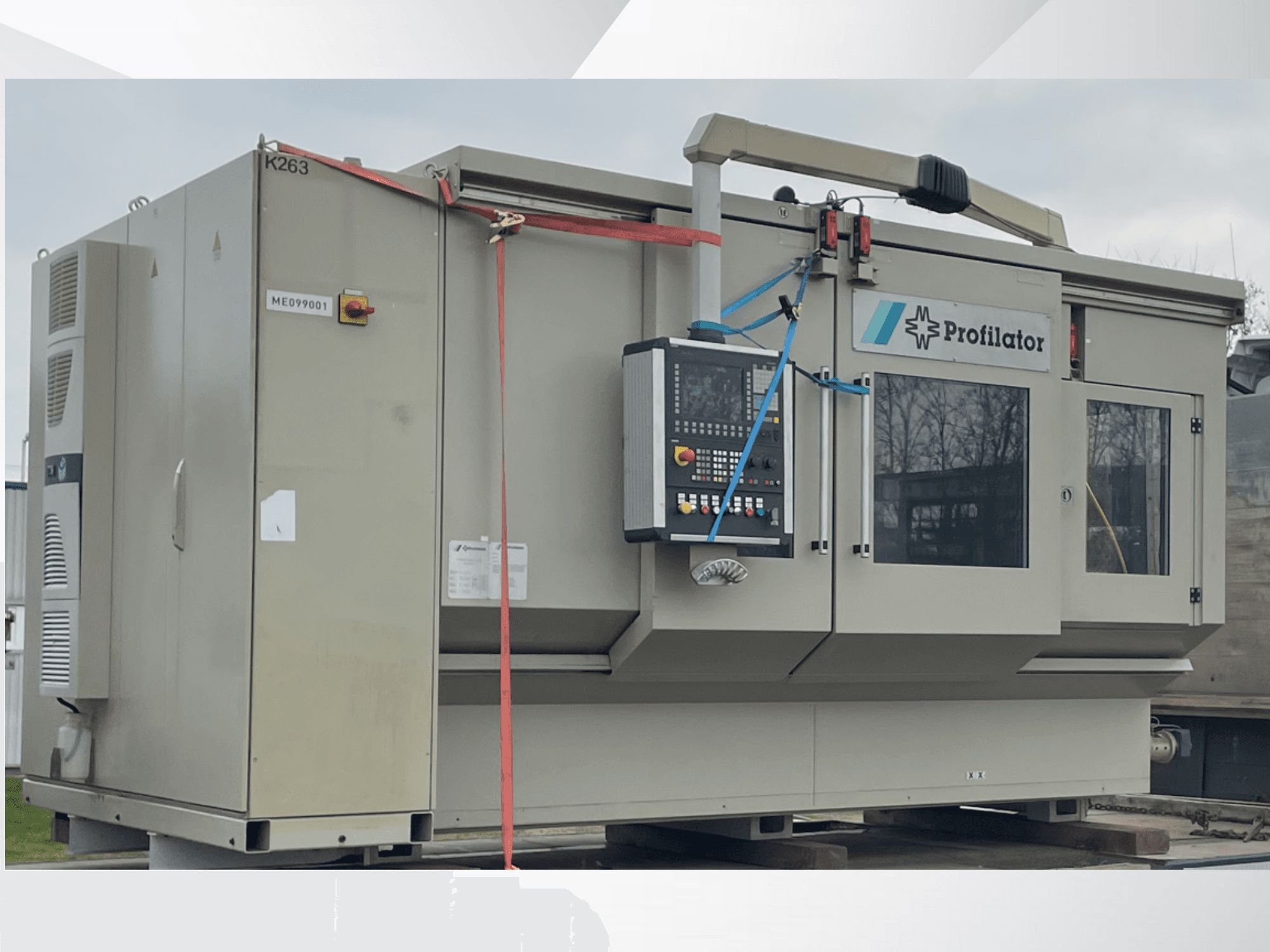 Profillaattorikone sivukuvassa, jossa on ohjauspaneeli, turvatarrat ja suojanauhat puisella alustalla.