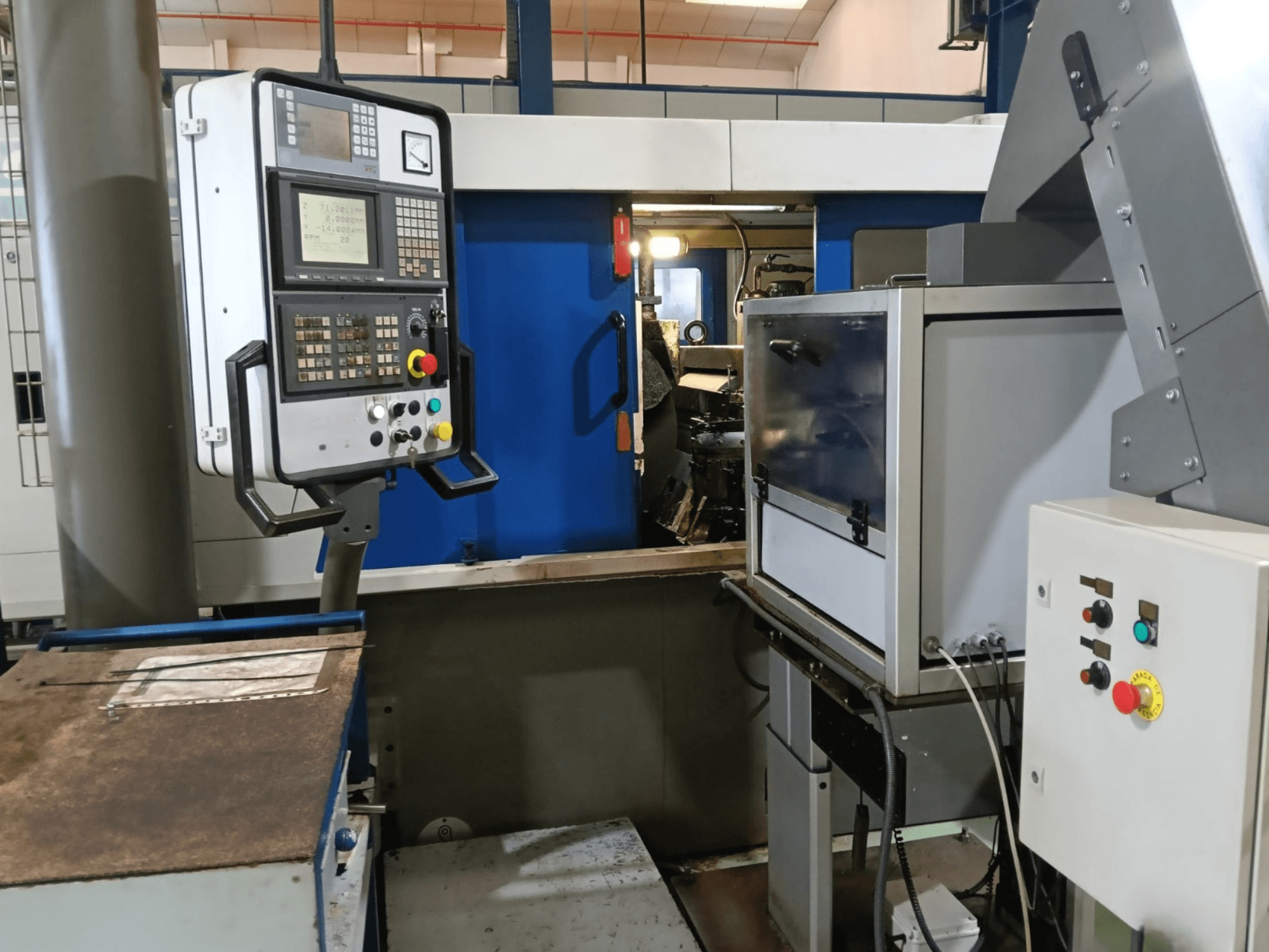 DANOBAT 327 MDA -keskiömäisen hiomakoneen ohjauspaneeli ja koneisto sivulta katsottuna, jossa näkyvät painikkeet ja näyttö.