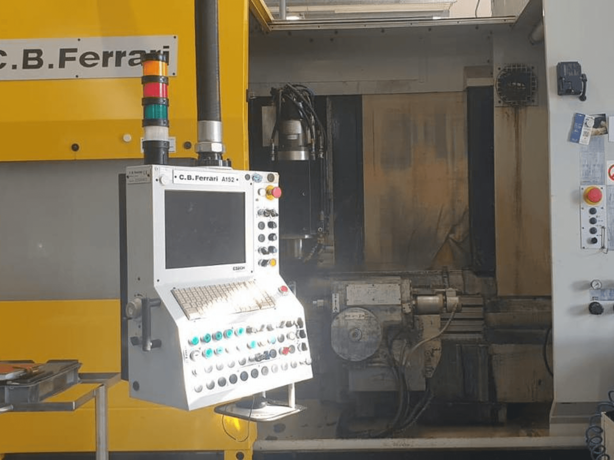 C.B. Ferrari A152 -pystytyöstökeskuksen etukuva, jossa näkyy ohjauspaneeli, jossa on painikkeet ja koneen moottorikomponentit.