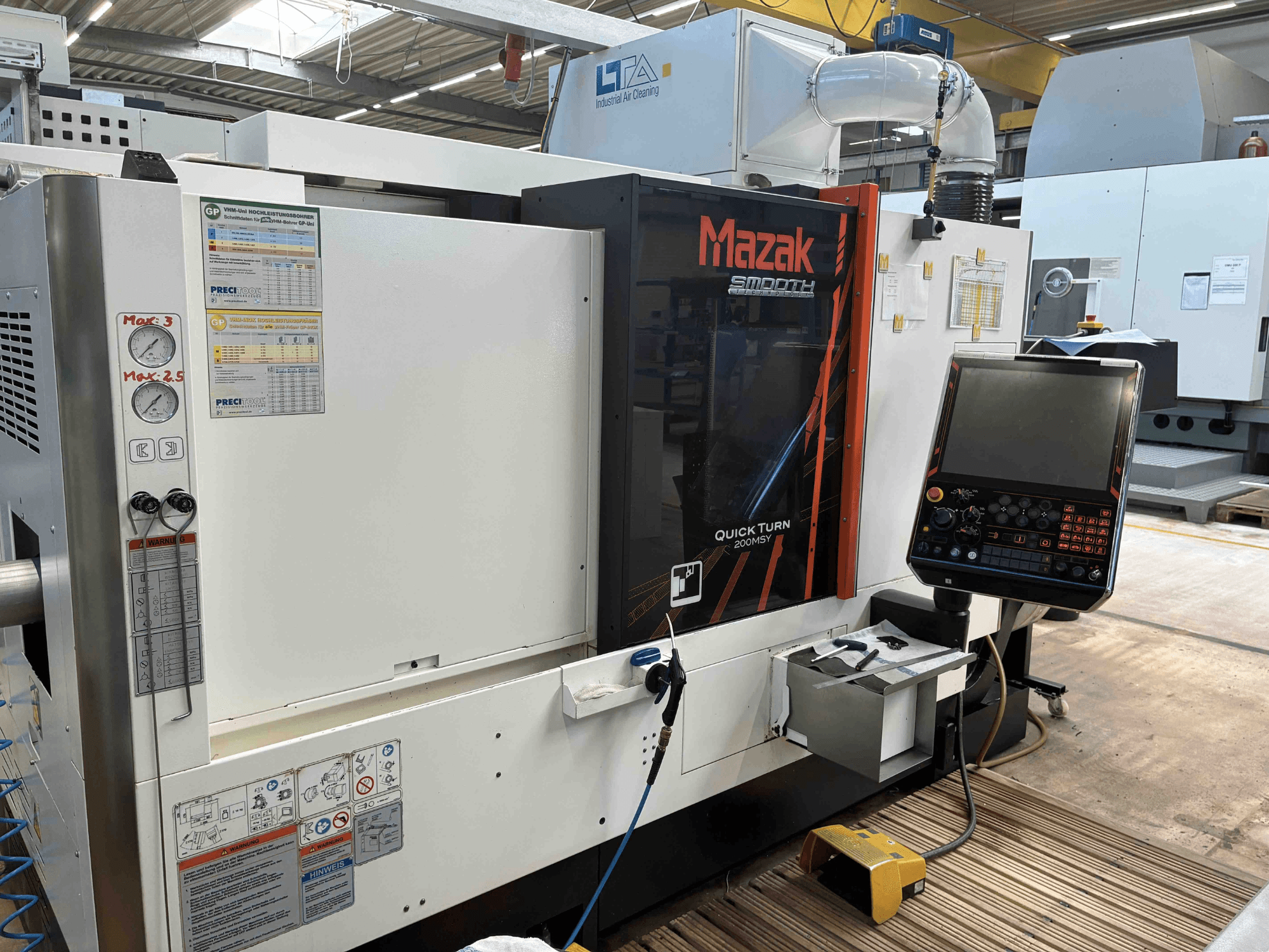 Mazak Quick Turn Smooth 200MSY -keskiöjyrsin, etukuva, jossa näkyy ohjauspaneeli ja käyttömittarit.