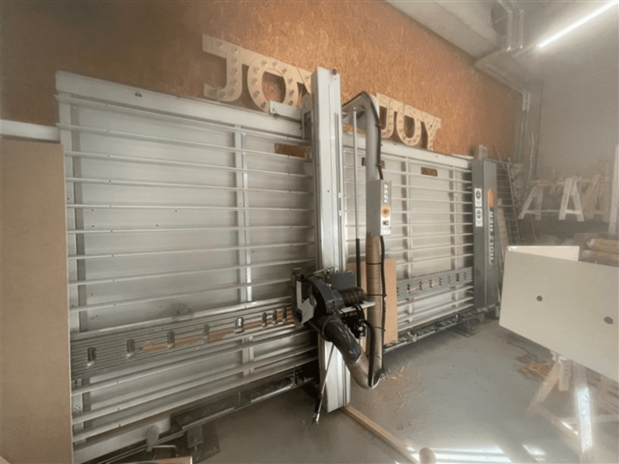 Horisontaalinen levysaha, merkki Holz-Her, sivukuva, jossa esitellään sahanterä, pölynpoisto ja säilytystila.