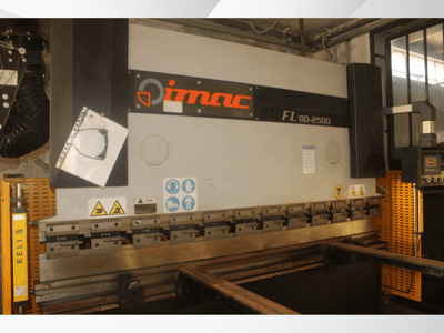 IMAC FL 80-2500 -taivutuskone, etukuva, jossa on ohjauspaneeli, turvavaroitukset ja metallityökalujen osat.