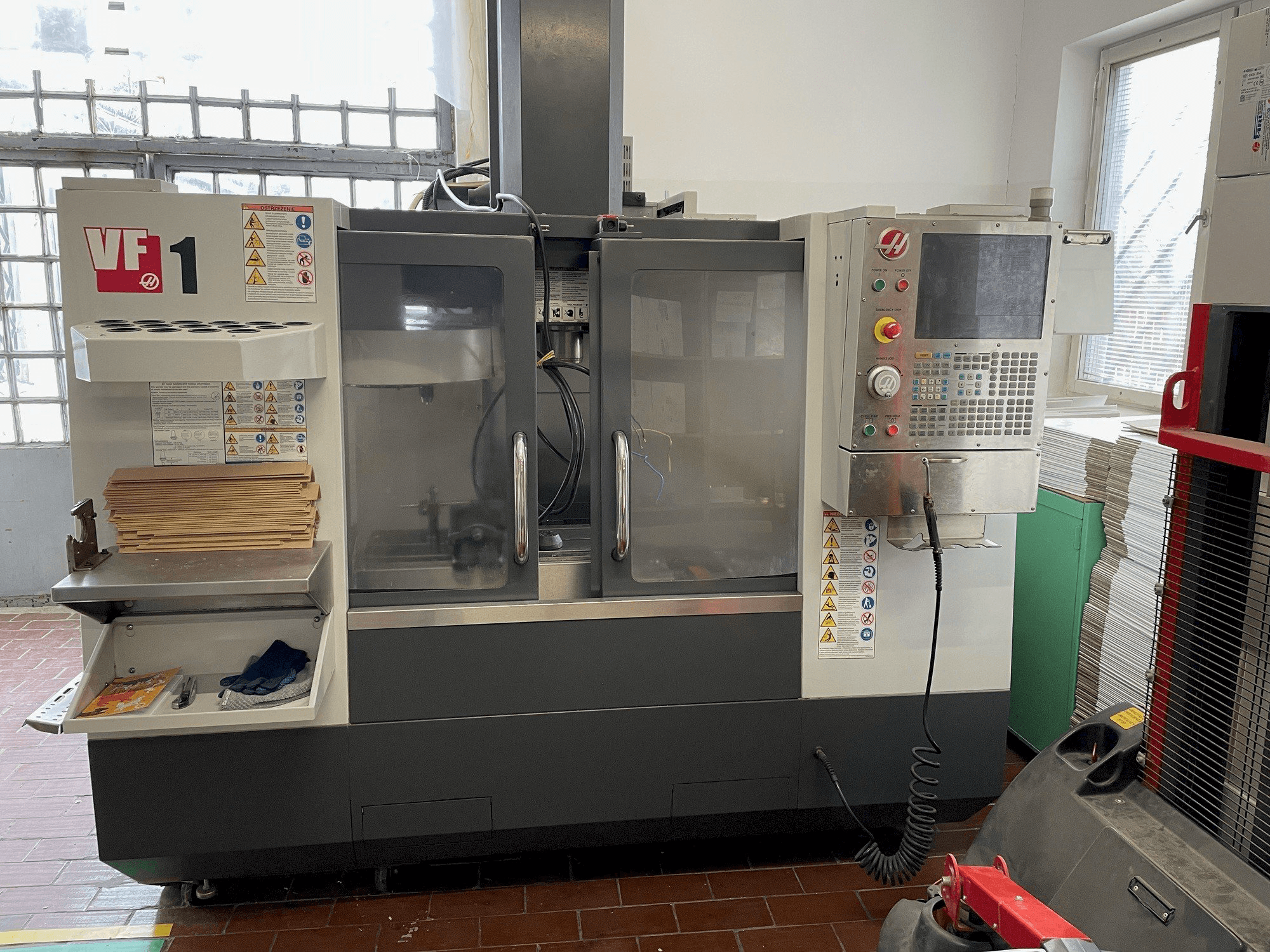 Koneen HAAS VF-1 etunäkymä
