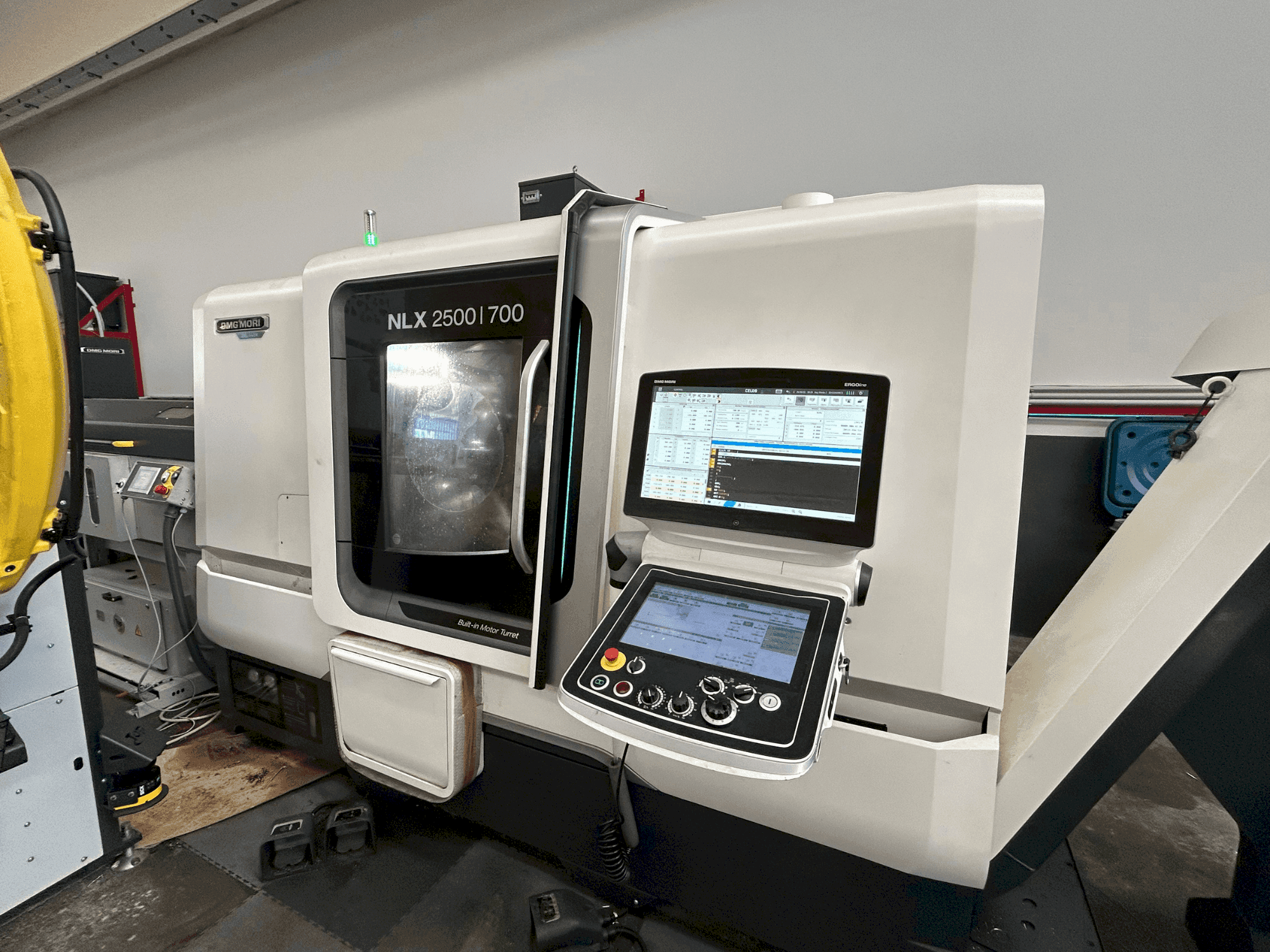 Koneen DMG MORI NLX 2500 SY / 700 etunäkymä