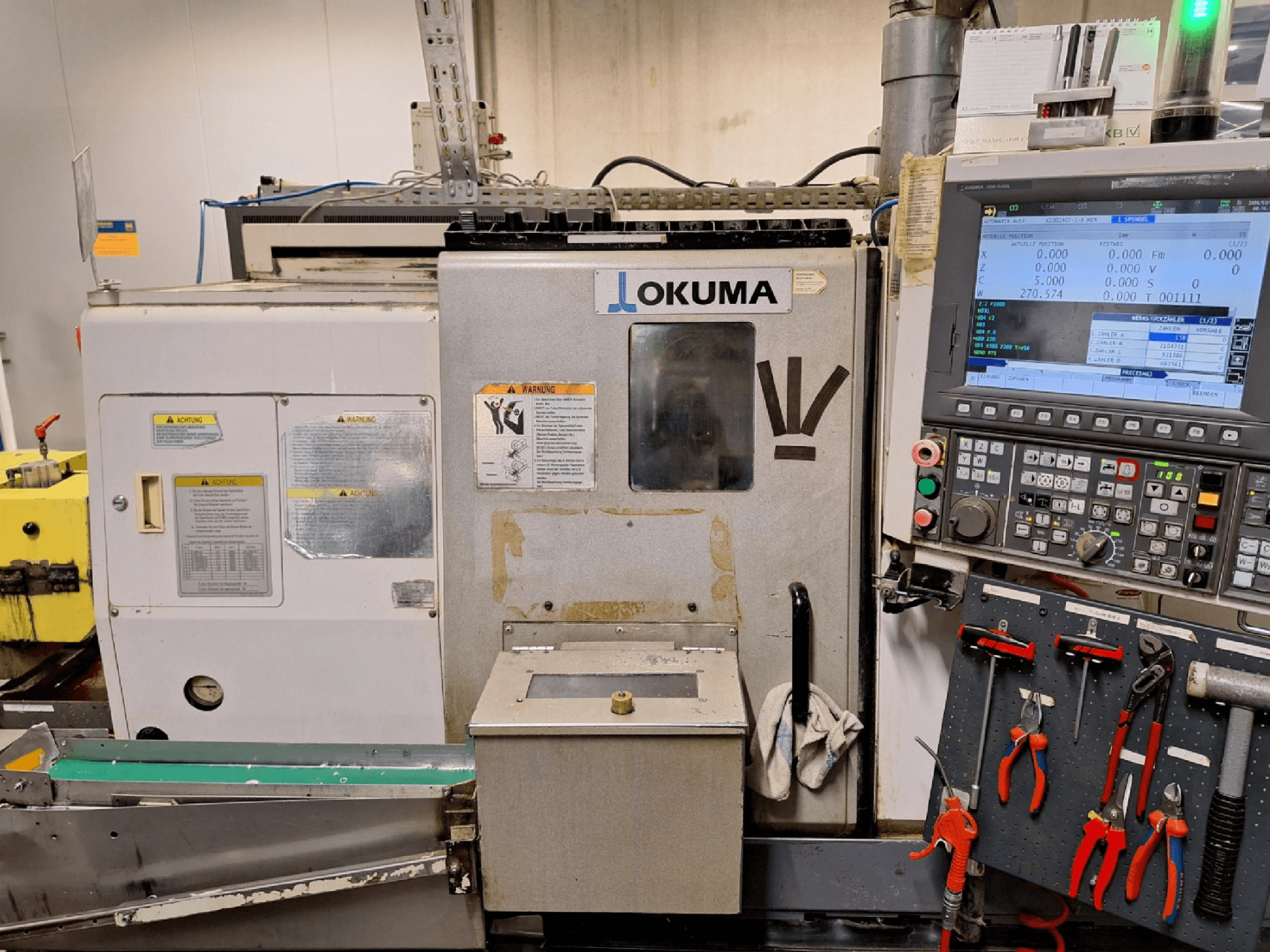 Okuma LB200-MW -vaakasuora sorvi, etunäkymä, jossa ohjauspaneeli ja työkalut näkyvät sivulta.