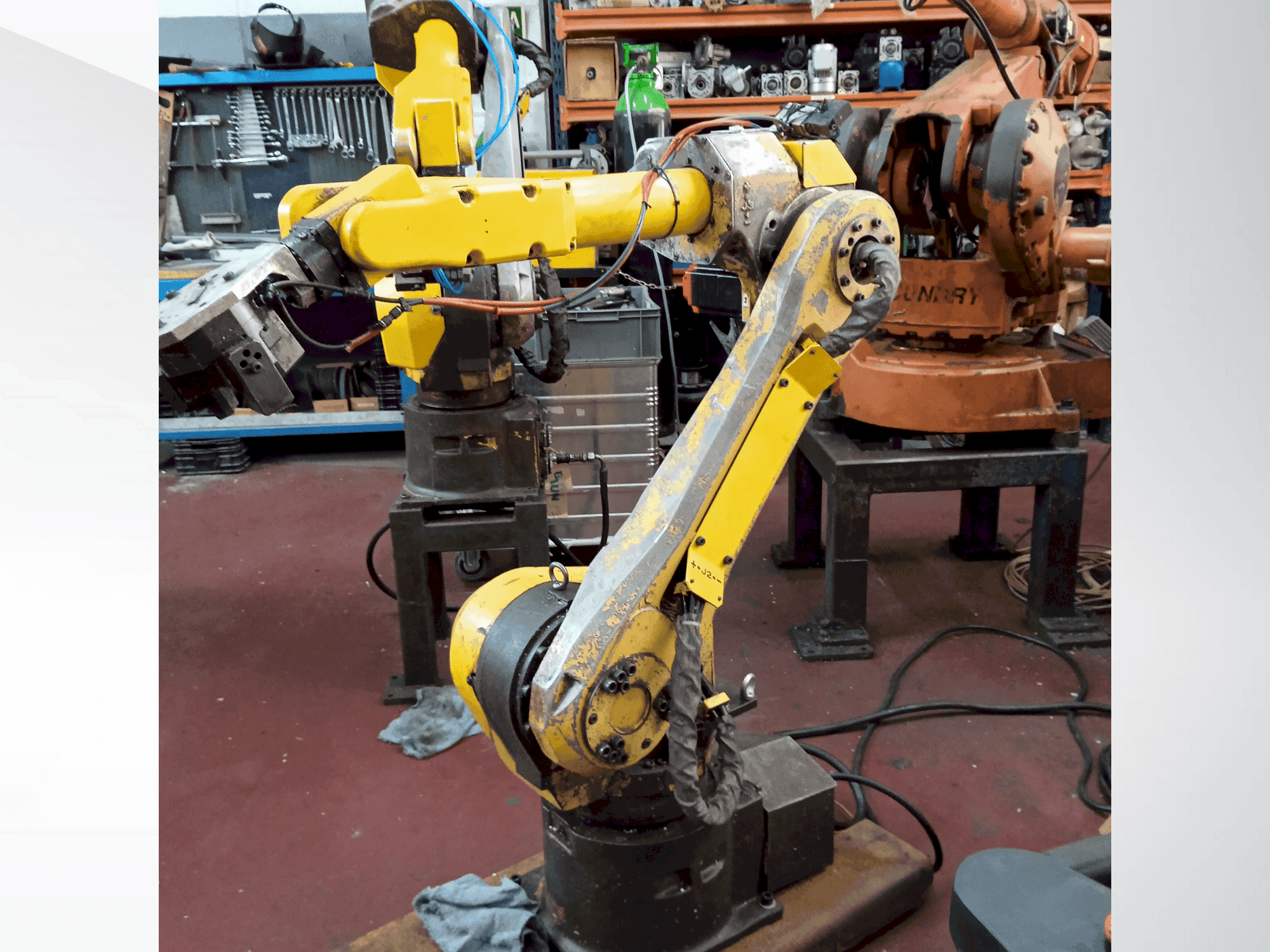 Koneen FANUC M-16iB etunäkymä