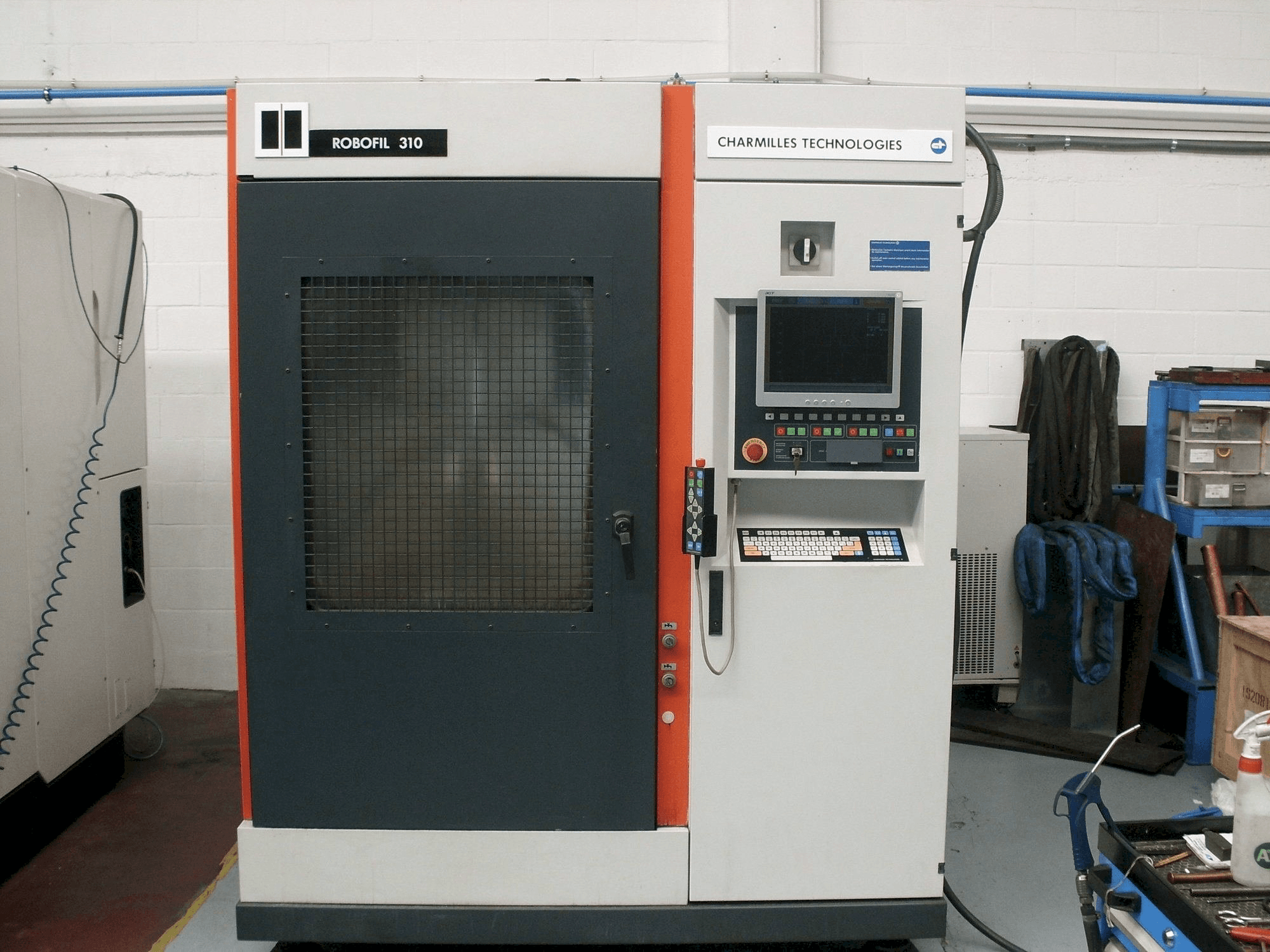Koneen CHARMILLES Robofil 310 etunäkymä
