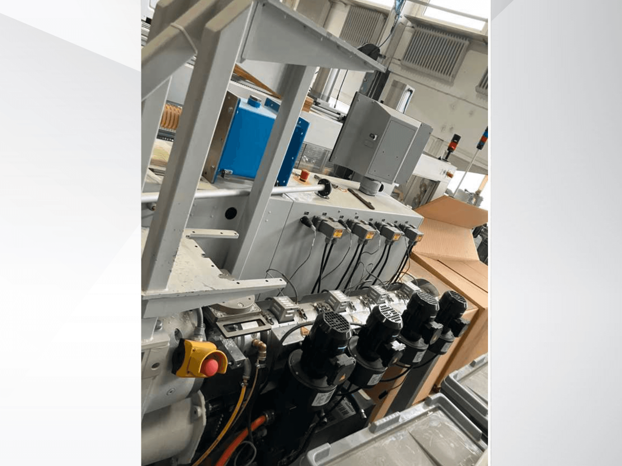 Krauss Maffei KME 45 XS -yksiruuvinen ekstruuderi, sivukuva, jossa näkyy ohjauspaneeli, moottorit ja eri komponentit.