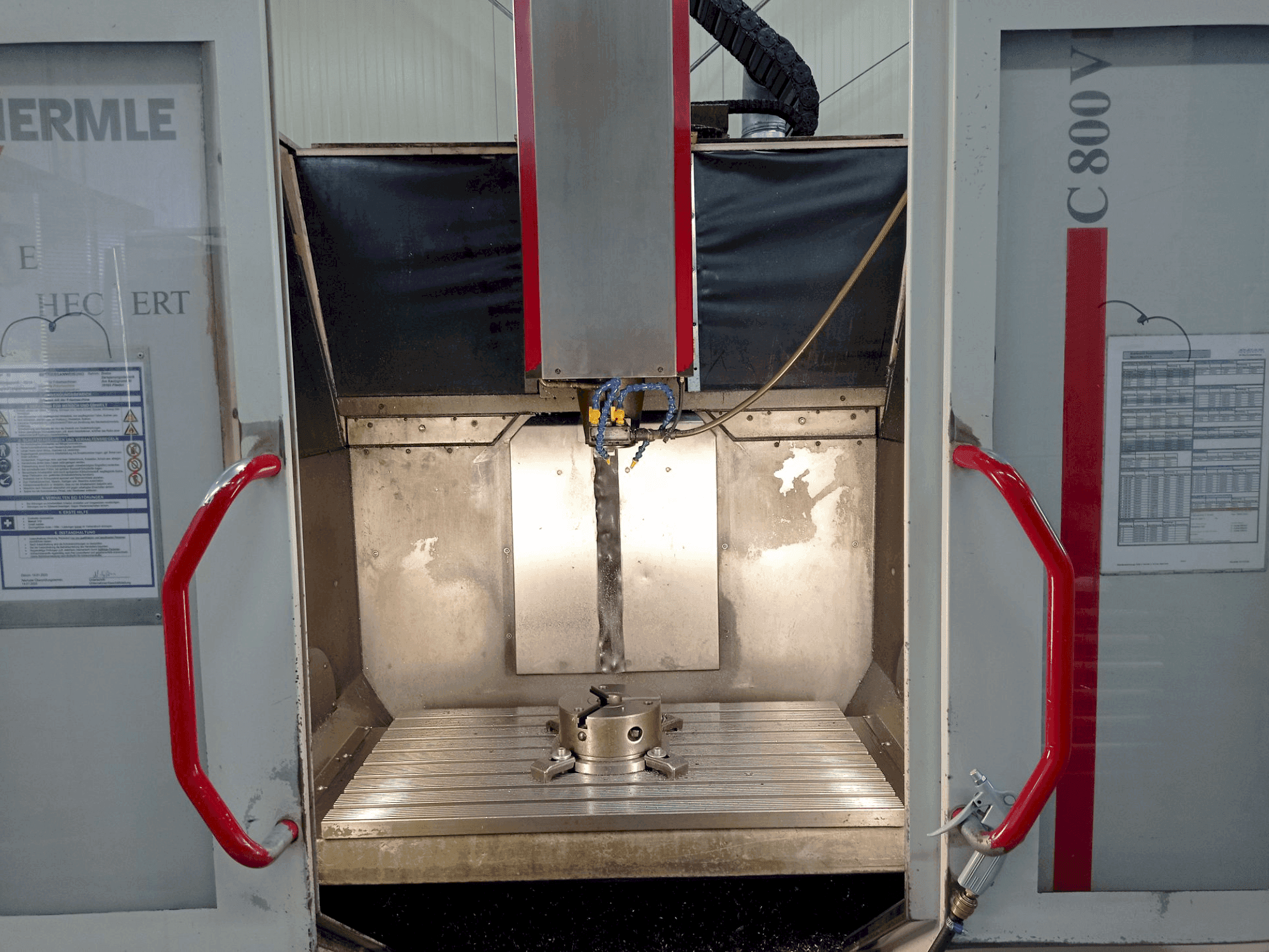 Koneen HERMLE C800V etunäkymä