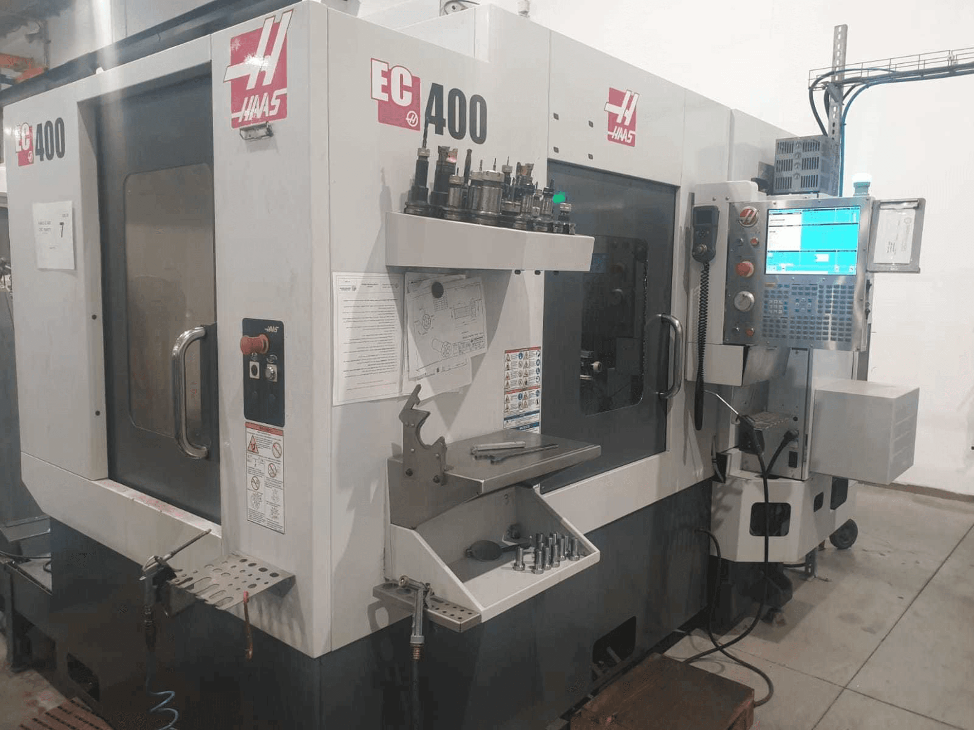 Koneen HAAS EC400 etunäkymä