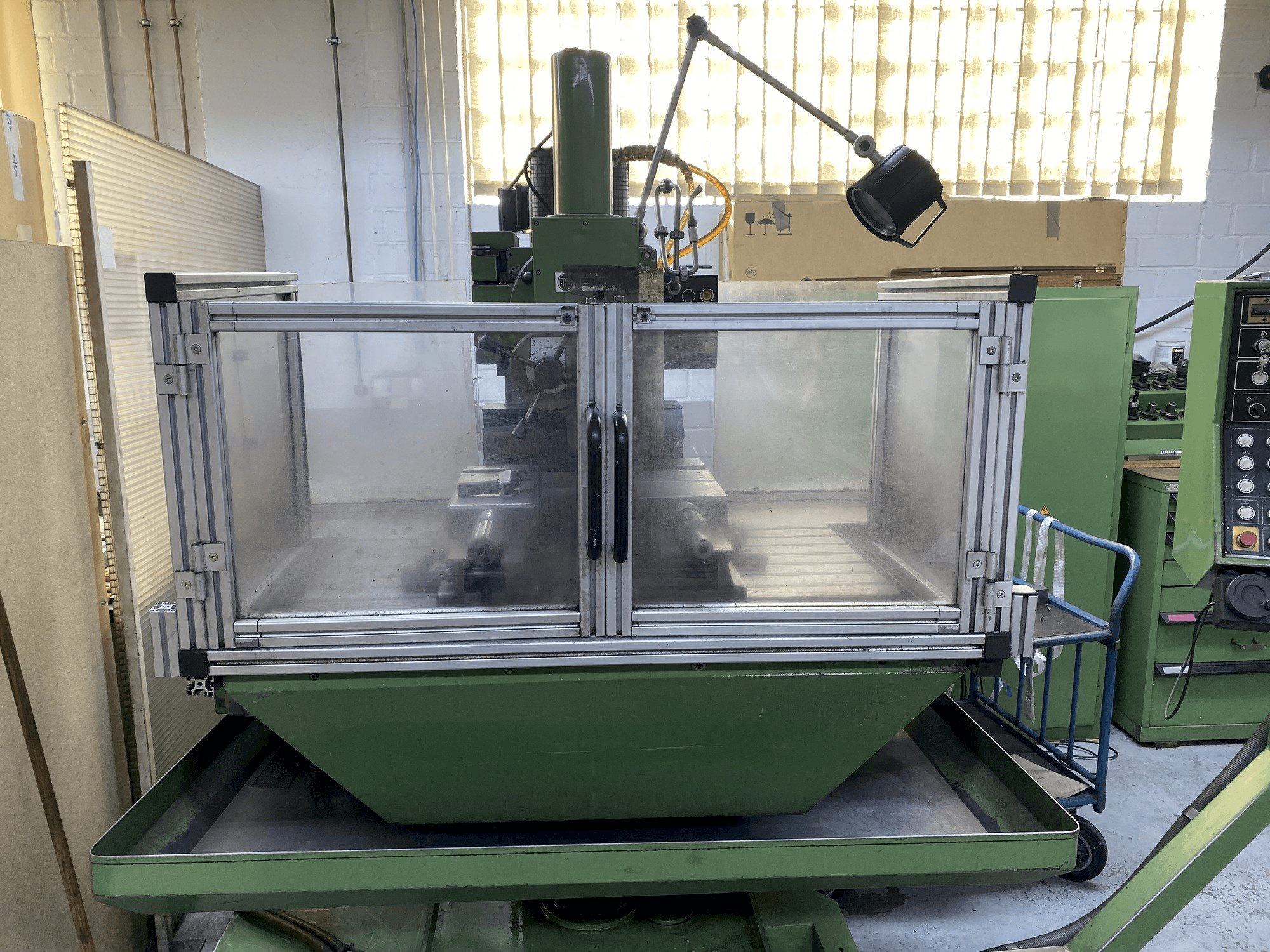 Koneen HERMLE UWF 1000 etunäkymä