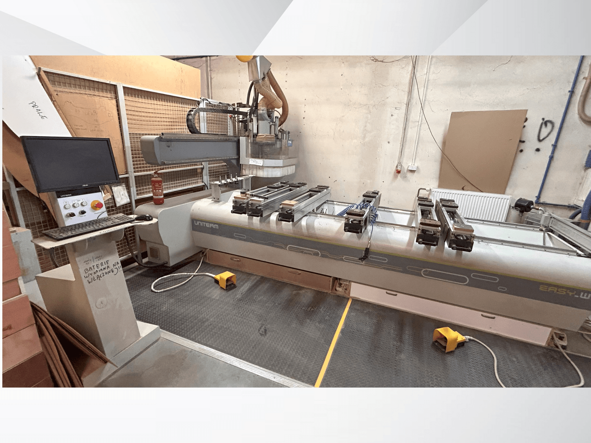 Etukuva UNITEM EASY-W CNC-koneesta, jossa on ohjauspaneeli, näyttö ja työpöydälle kiinnitetyt työkappaleet.