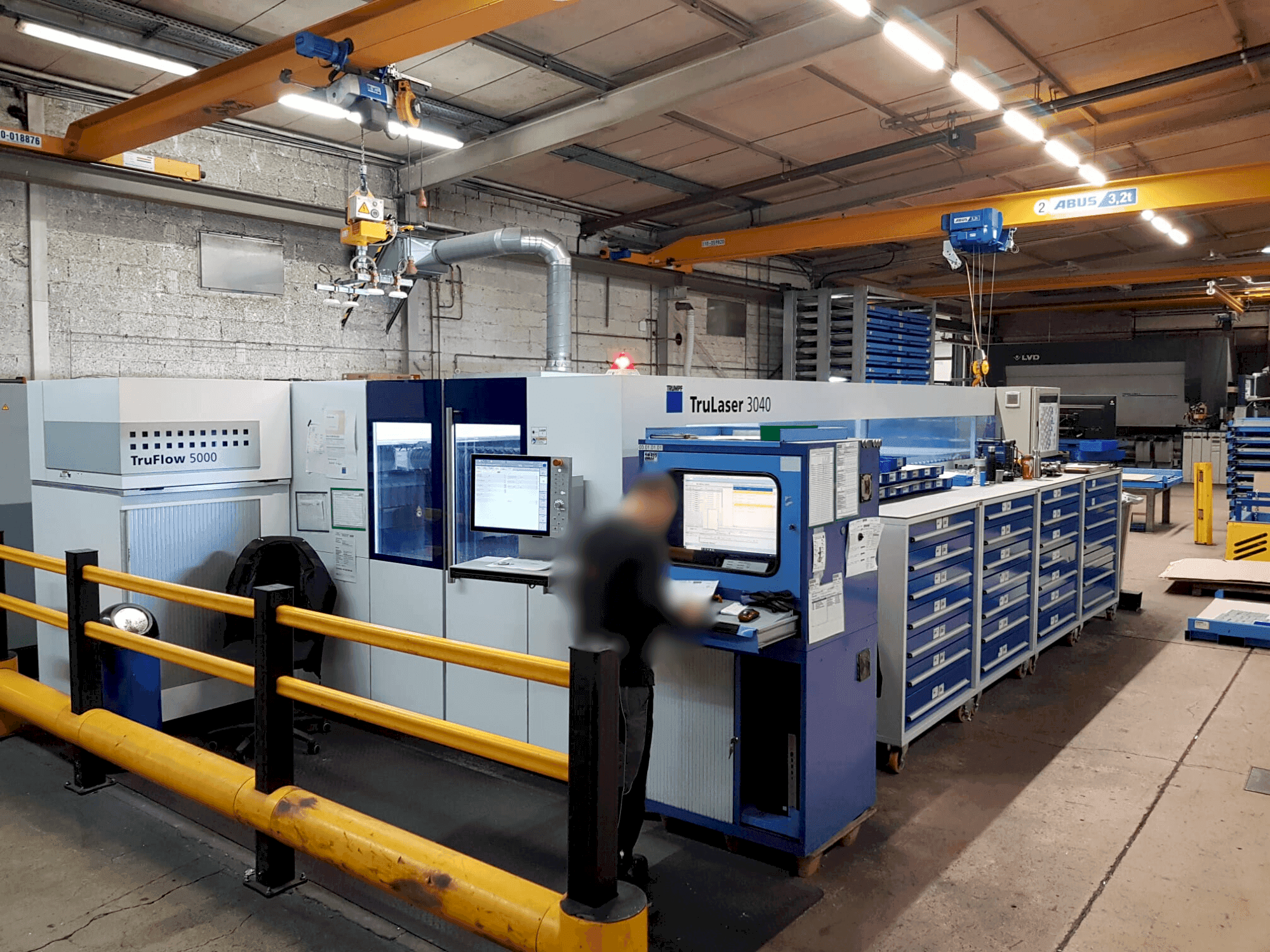 Koneen TRUMPF TruLaser 3040 5kW CO2 etunäkymä