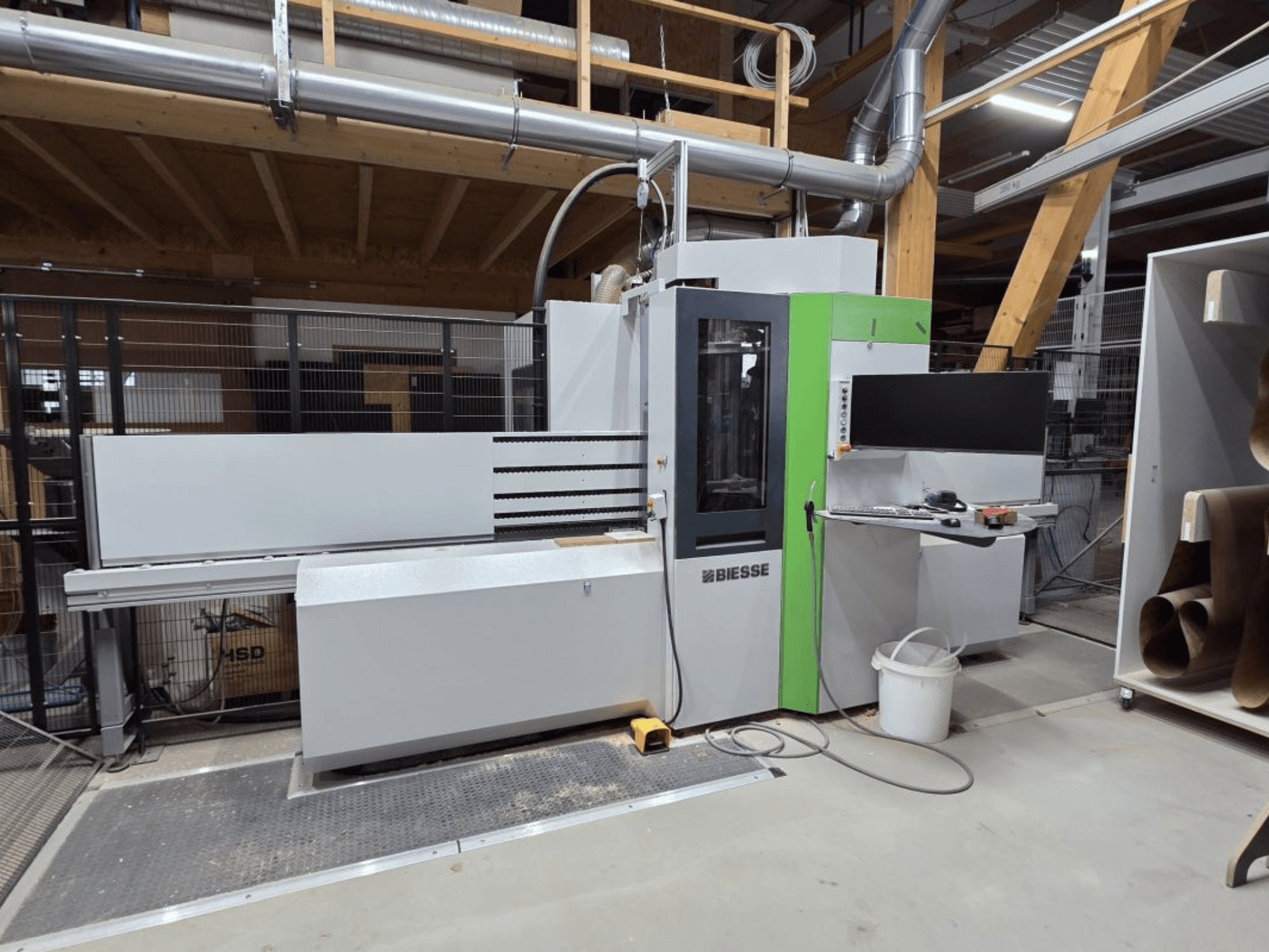 BIESSE Brema EKO 2.2 CNC-työstökeskus, etunäkymä, jossa näkyvät ohjauspaneeli ja pääkotelo vihreillä yksityiskohdilla.