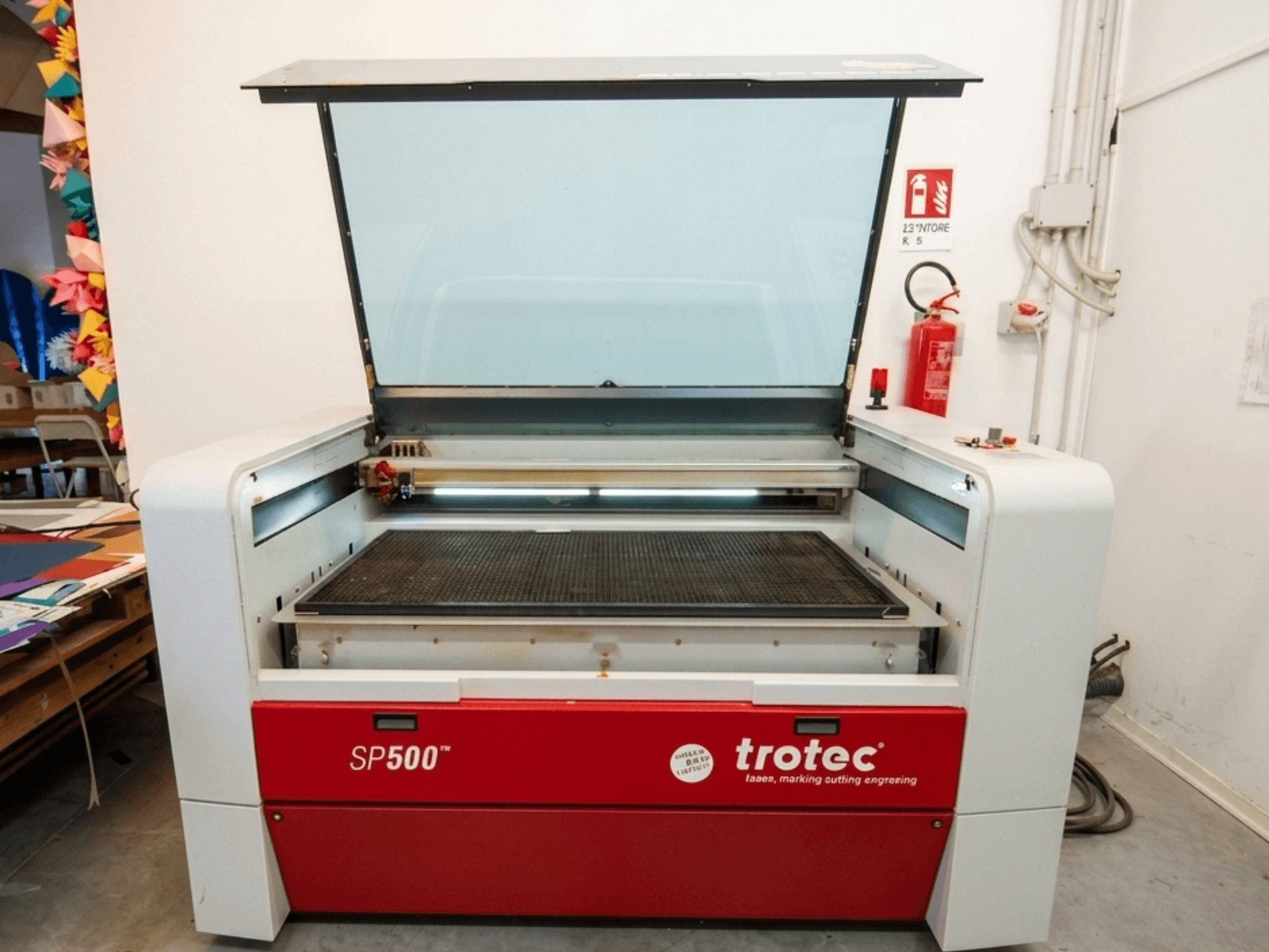 Trotec SP500 C200 -laserkaiverruskone etukuvassa, jossa on avoin kansi, josta näkyy työalue ja hallintalaitteet.