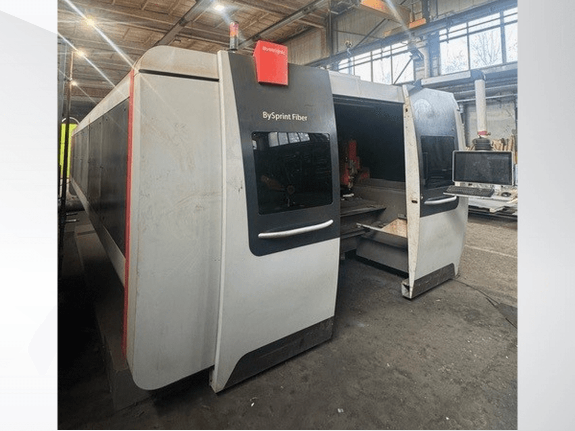 BySprint Fiber -kone Brünswickiltä, etukuva, jossa näkyy kaksi aukkoa, kosketusnäytöllinen ohjauspaneeli ja teollinen työtila sisällä.