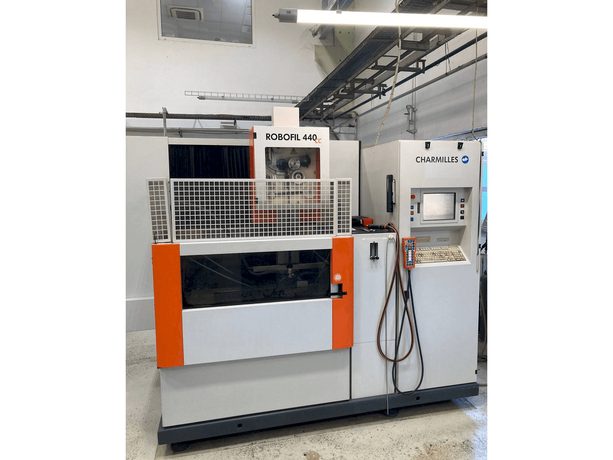Koneen CHARMILLES Robofil 440 CC etunäkymä