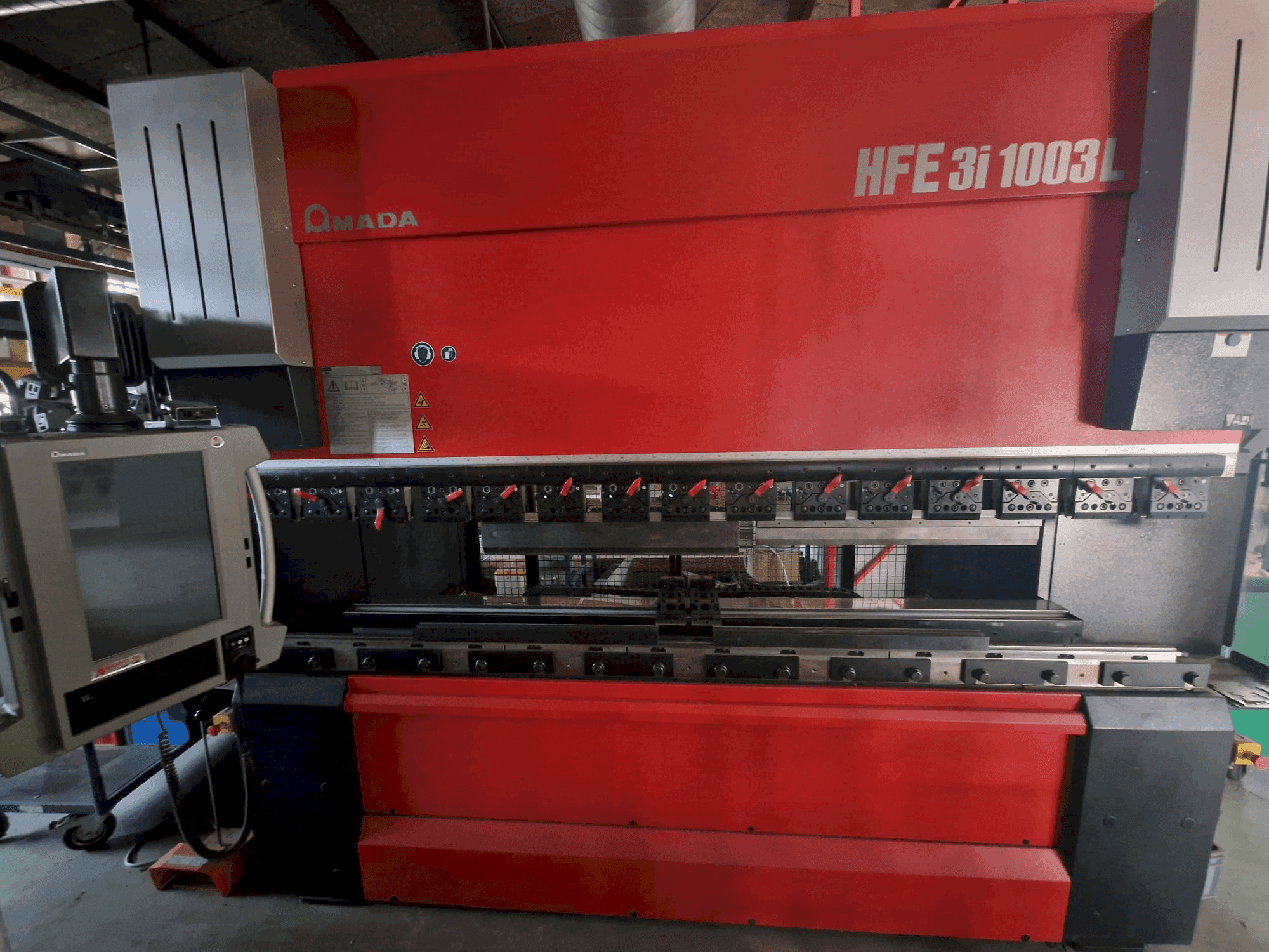 Koneen AMADA HFE 3L 1003 etunäkymä