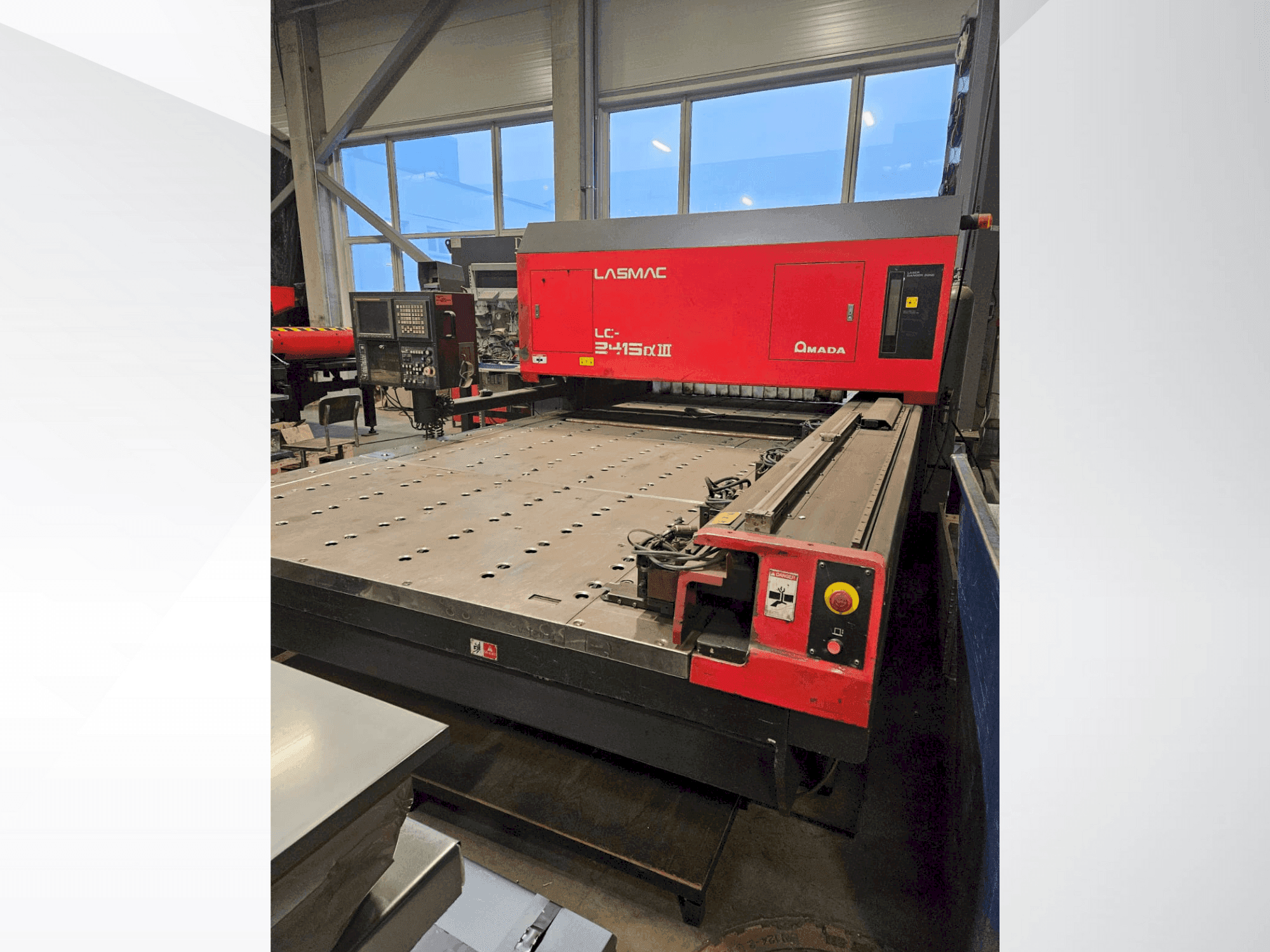 Koneen AMADA LC 2415 A3 etunäkymä