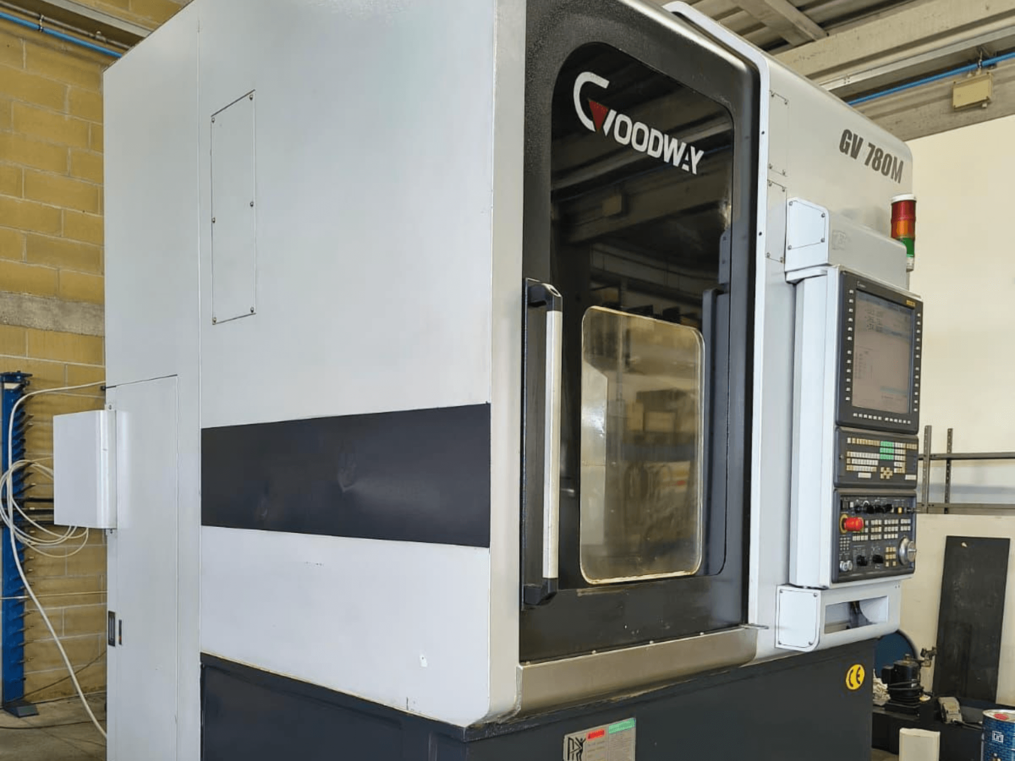 Goodway GV 780 M -pystysorvauskone, sivukuva, jossa näkyy ohjauspaneeli, turvaominaisuudet ja selkeä ulkoasu.