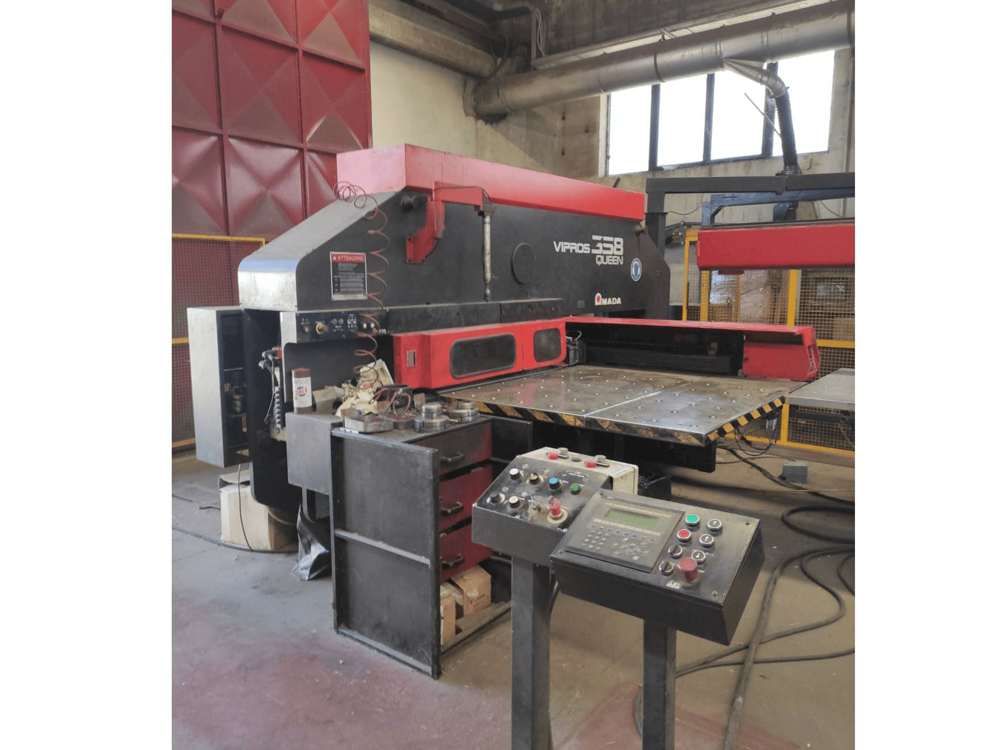 Koneen AMADA VIPROS 358 etunäkymä