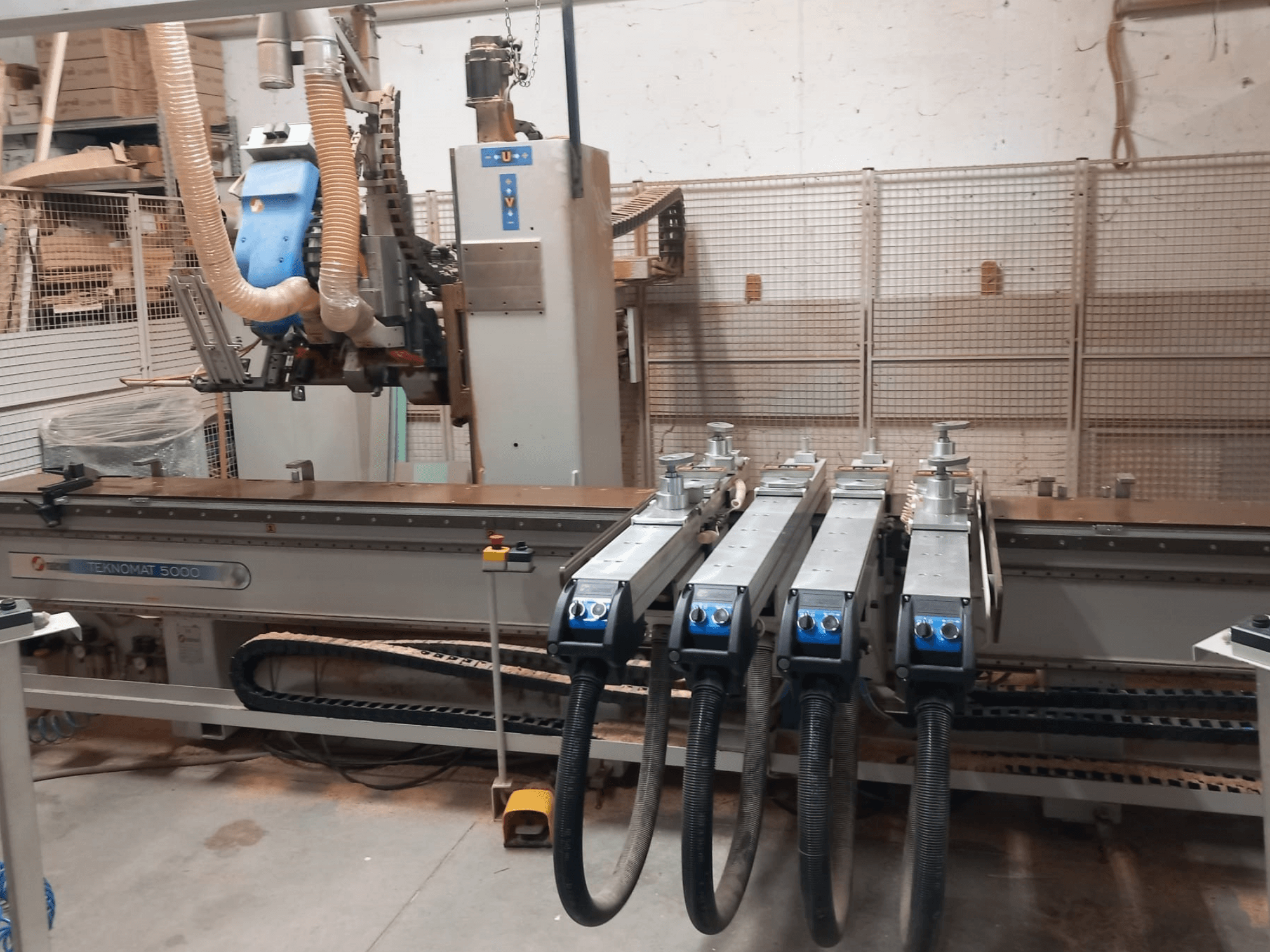 MASTERWOOD TEKNOMAT 5000 -CNC-puunkäsittelykeskus, etunäkymä, jossa näkyvät työkalupää ja useat imuletkut.