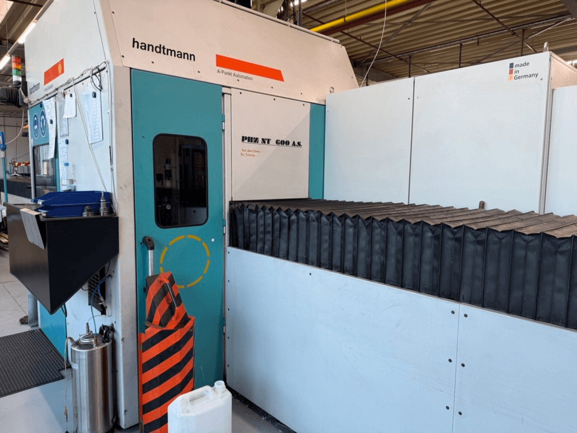 Etukuva Handtmann PBZ NT 600 AS -porttijyrsinkoneesta, jossa on tumma työtaso ja turvakaiteet.