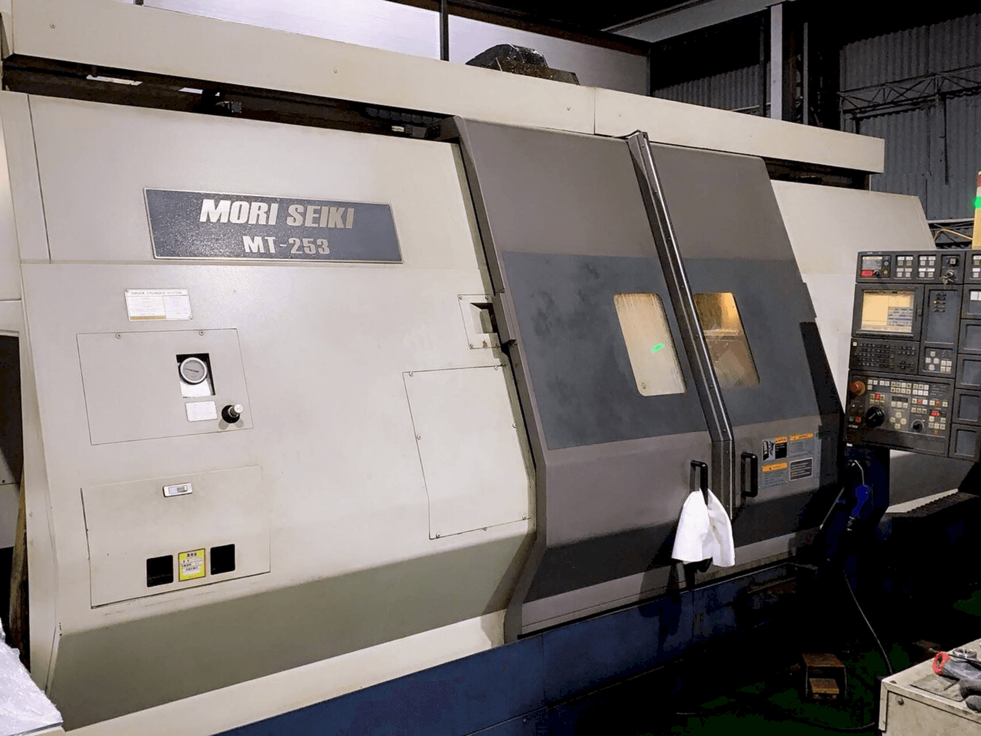 Koneen MORI SEIKI MT 253 S etunäkymä
