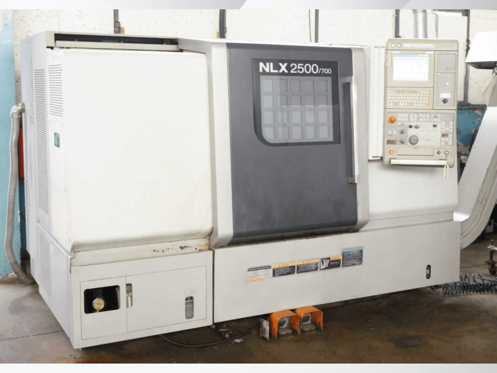 DMG MORI NLX 2500/700 -vaakasuora sorvi, etunäkymä, jossa näkyvät ohjauspaneeli ja koneen ominaisuudet.