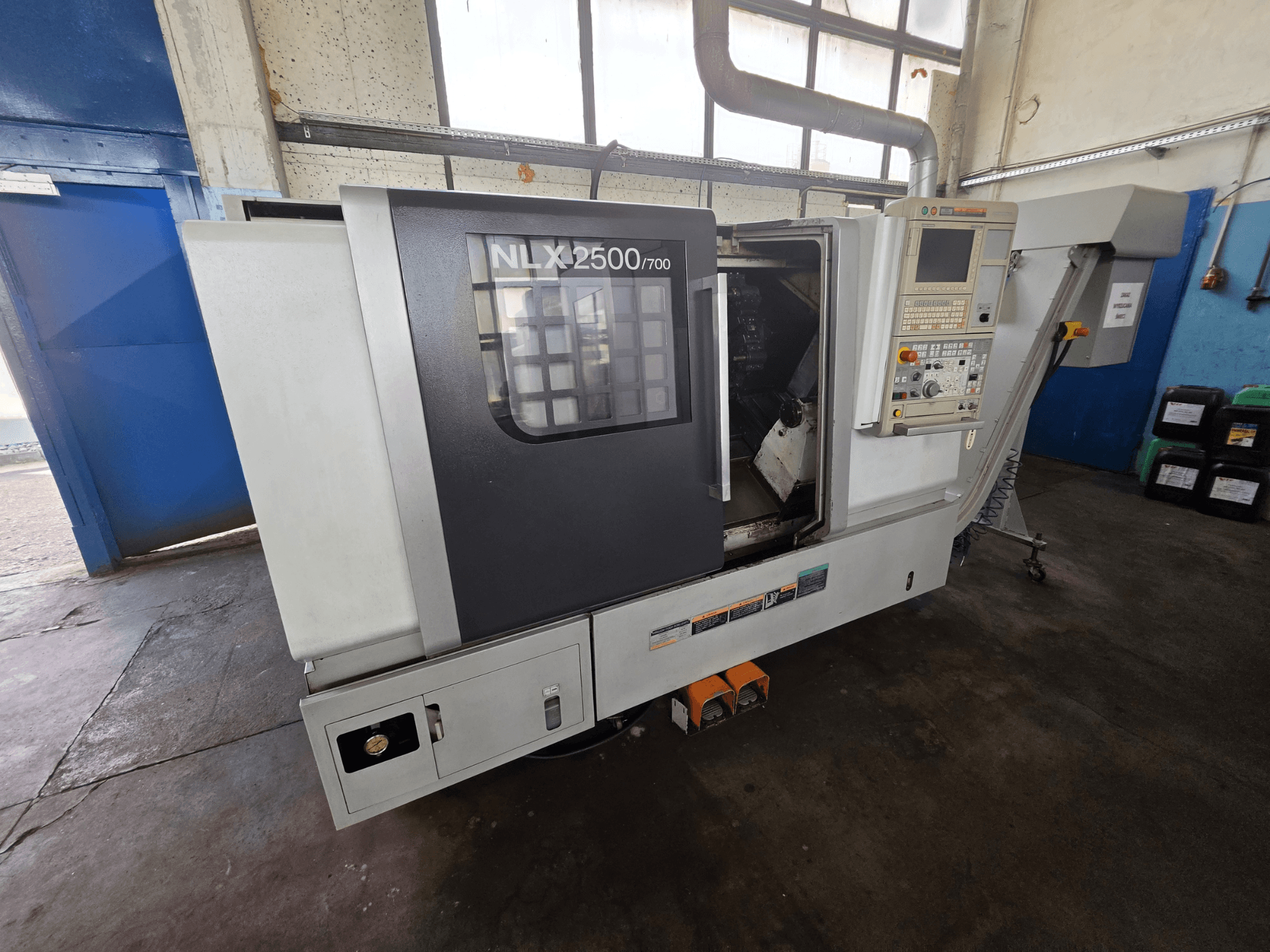 DMG MORI NLX 2500/700 -vaakasuora sorvi sivulta katsottuna; kuvassa näkyvät ohjauspaneeli ja työstöalue.