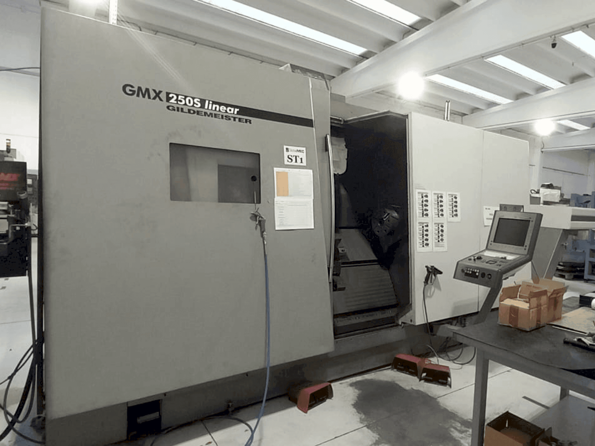Koneen Gildemeister GMX 250S Linear etunäkymä