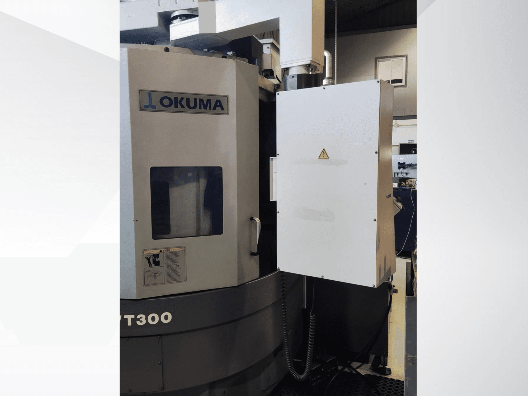 Okuma LVT300 -pystysorvauskone, etukuva, jossa näkyy ohjauspaneeli ja merkittyjä turvatoimintoja.